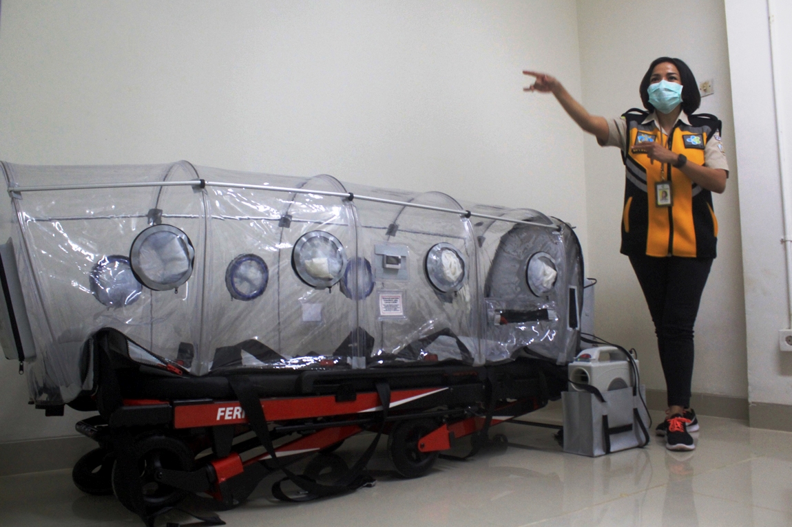 Kantor Kesehatan Pelabuhan (KKP) Kelas III Kupang, NTT menempatkan tabung isolasi untuk mengisolasi suspek virus korona di Bandara El Tari.