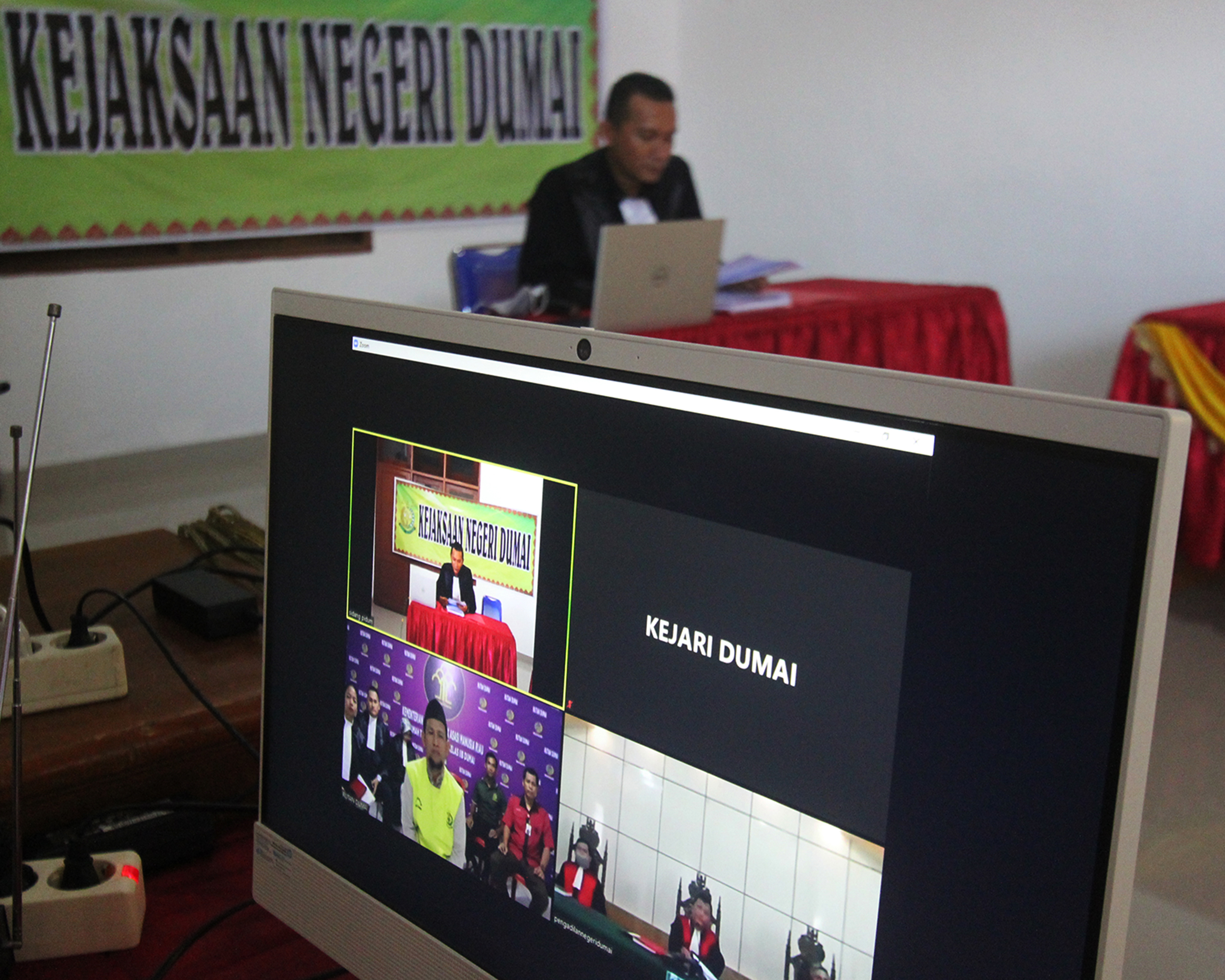 Jaksa penuntut umum mengikuti persidangan peradilan berbasis elektornik