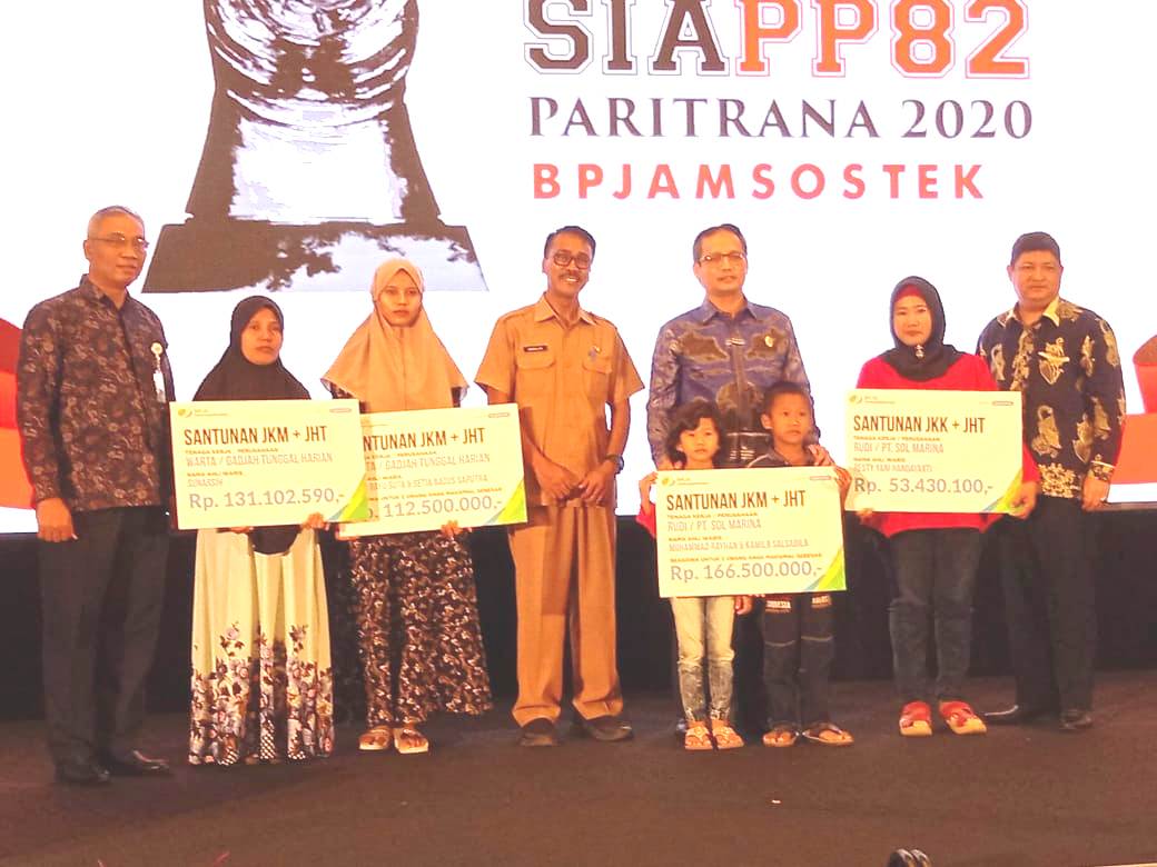 Pada acara SIAPP 82 juga diserahkan santuan kepada ahli peserta  program BPJAMSOSTEK di Serpong, Tangsel, Senin (2/3). 