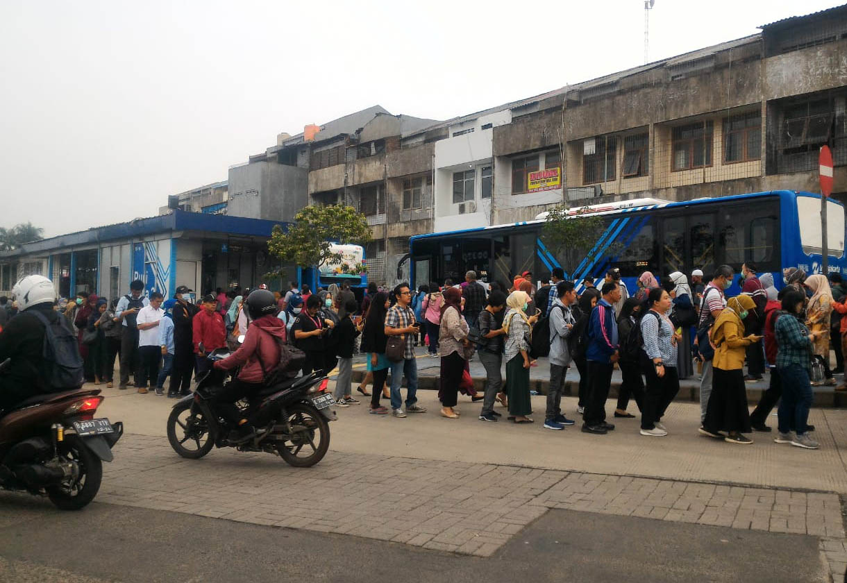 Penumpang Antre di Halte Bus Trans Jakarta Puri Beta.