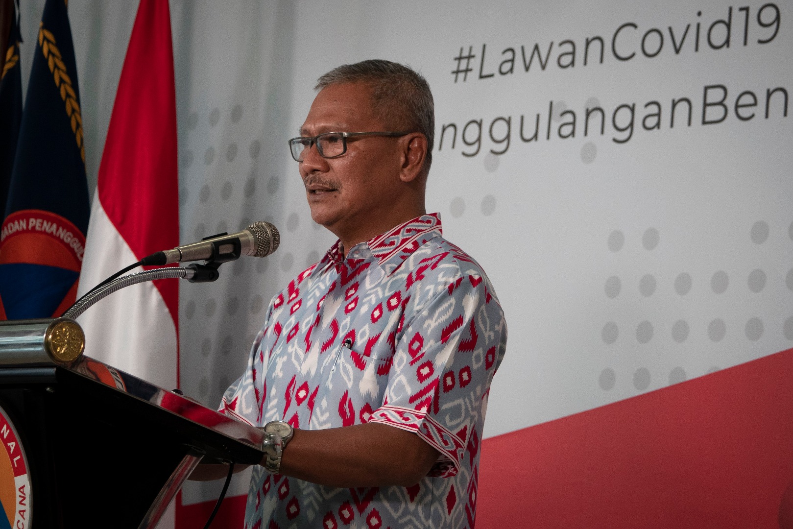 uru Bicara Pemerintah untuk Penanganan COVID-19 Achmad Yurianto menyampaikan keterangan pers di Graha BNPB, Jakarta, Minggu (22/3)