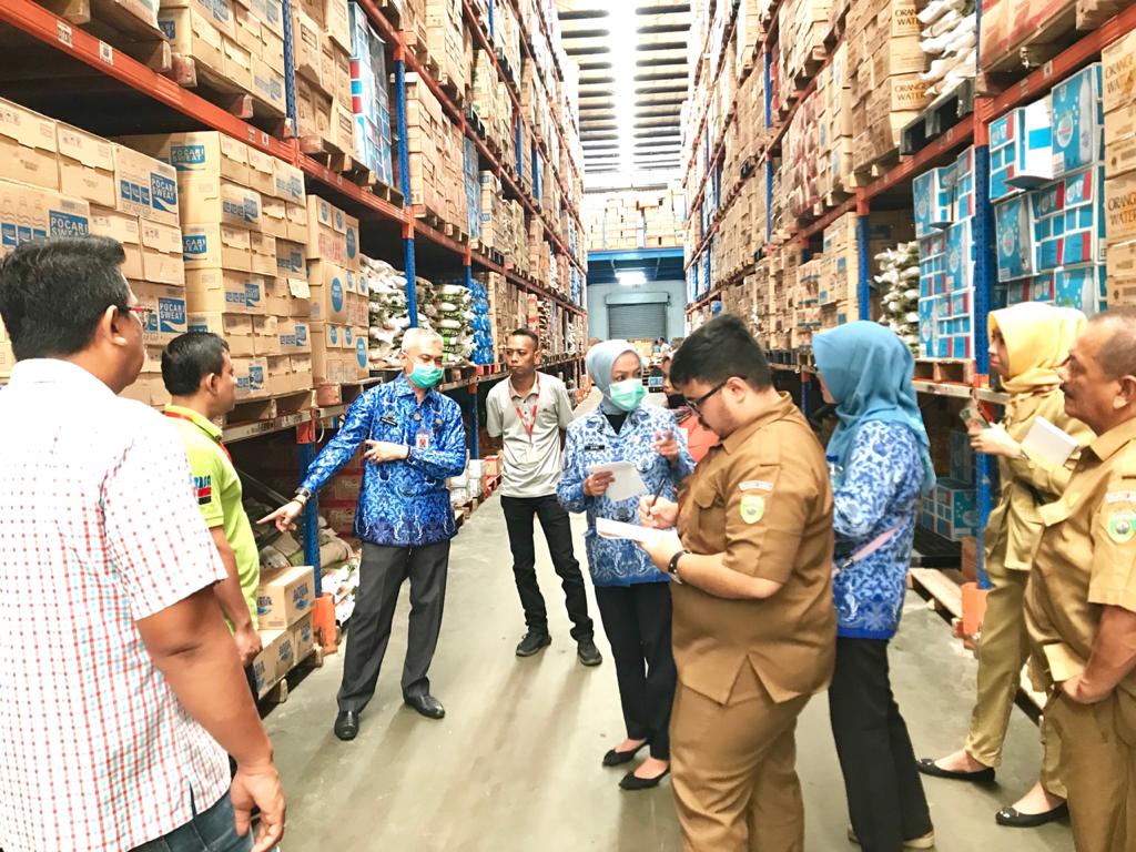 Plt Kepala Dinas Perdagangan Sumsel Iwan Gunawan mengecek stok gula di pasar modern dan gudang, Kamis (19/3/2020).