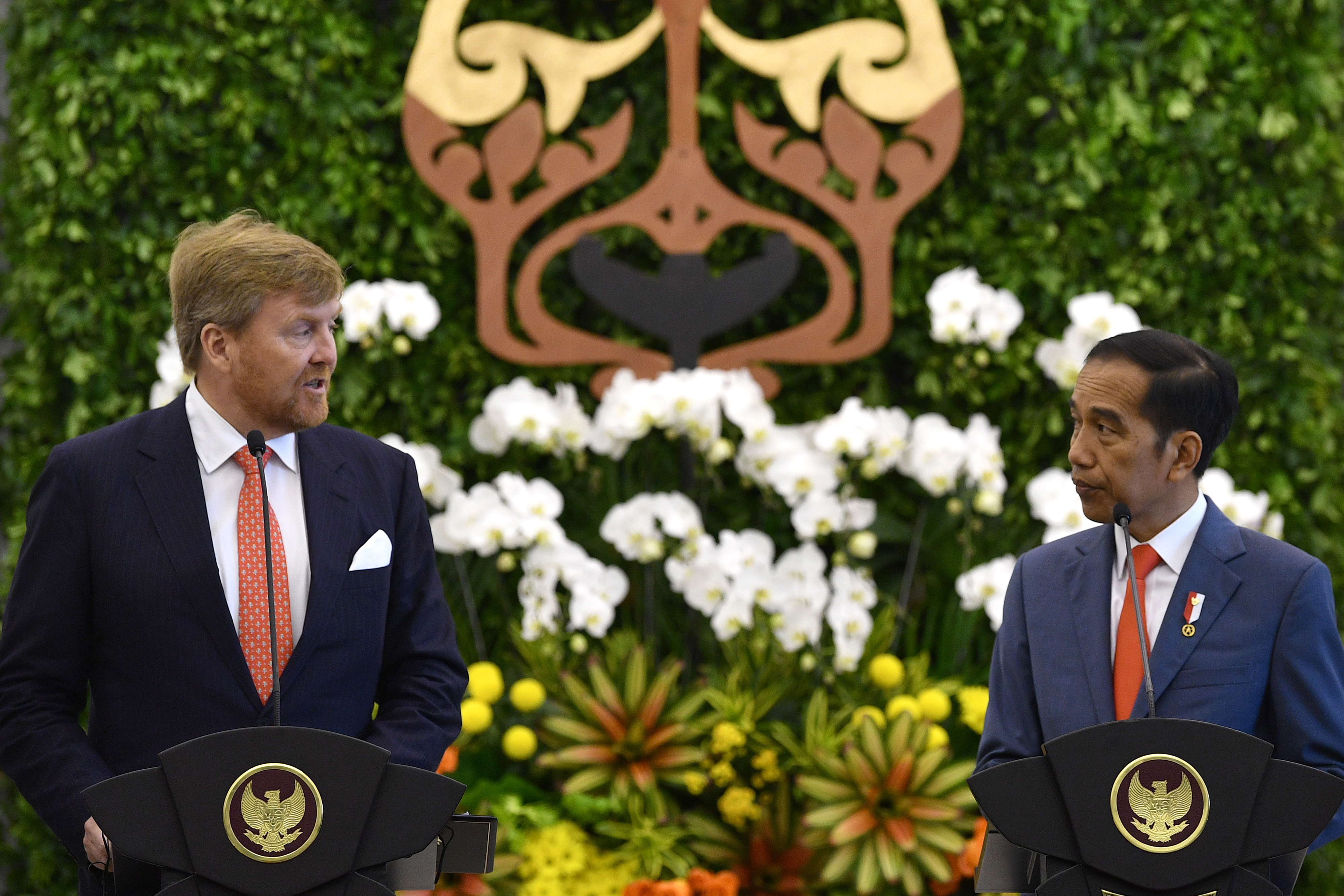 Presiden Joko Widodo (kanan) bersama Raja Belanda Willem Alexander 