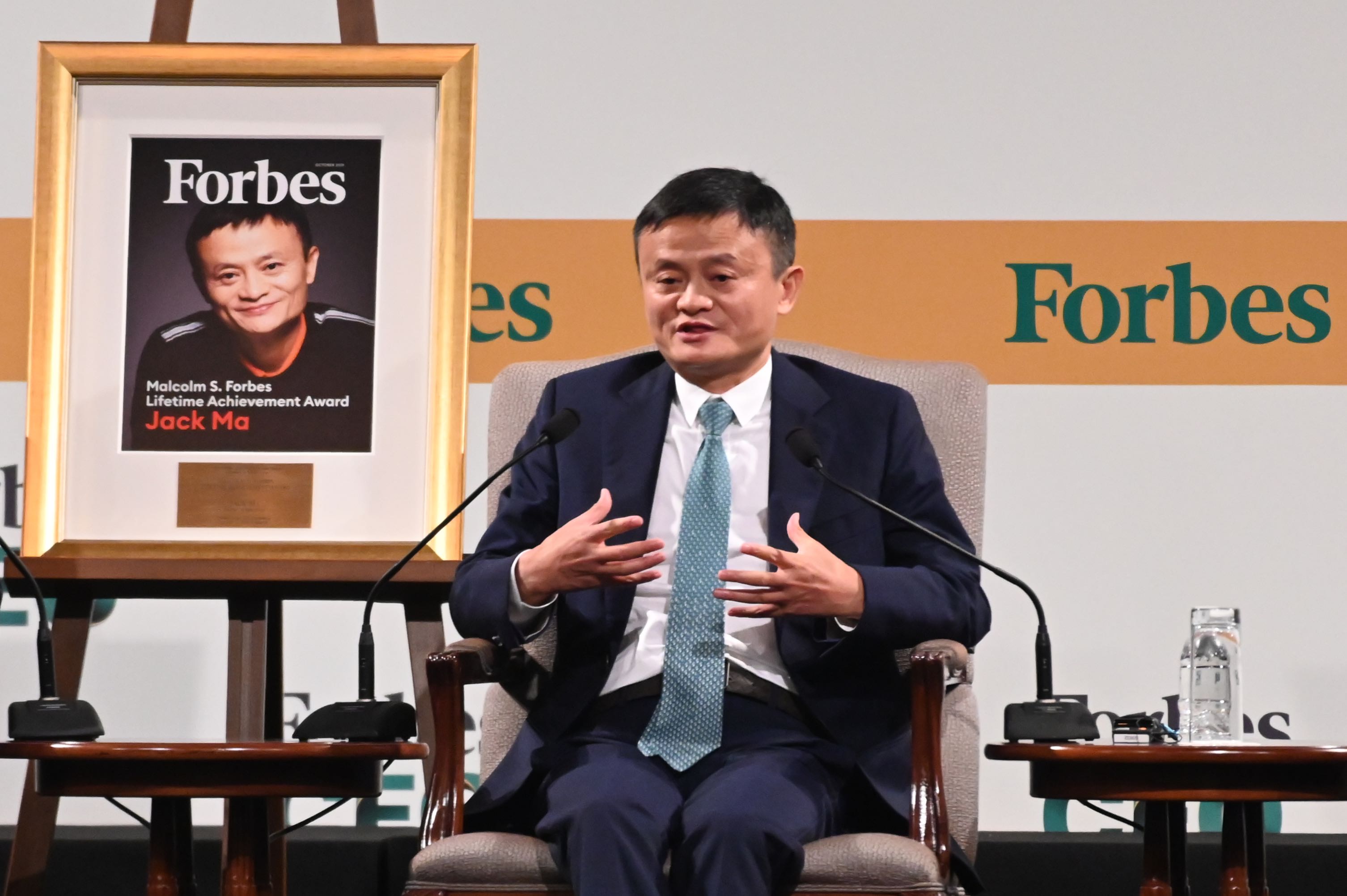 Jack Ma  miliuner asal Tiongkok sekaligus pendiri grup Alibaba, akan mendonasikan 500.000 alat tes virus korona dan 1 juta masker ke AS.