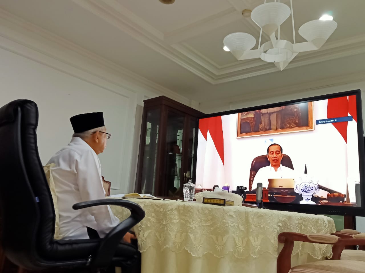 Wapres Maruf Amin berkomunikasi via teknologi dengan Presiden Jokowi.