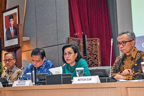 Menteri Keuangan Sri Mulyani, Menko Perekonomian Airlangga Hartarto, Menteri Perindustrian Agus Gumiwang Kartasasmita dan Ketua OJK Wimboh 