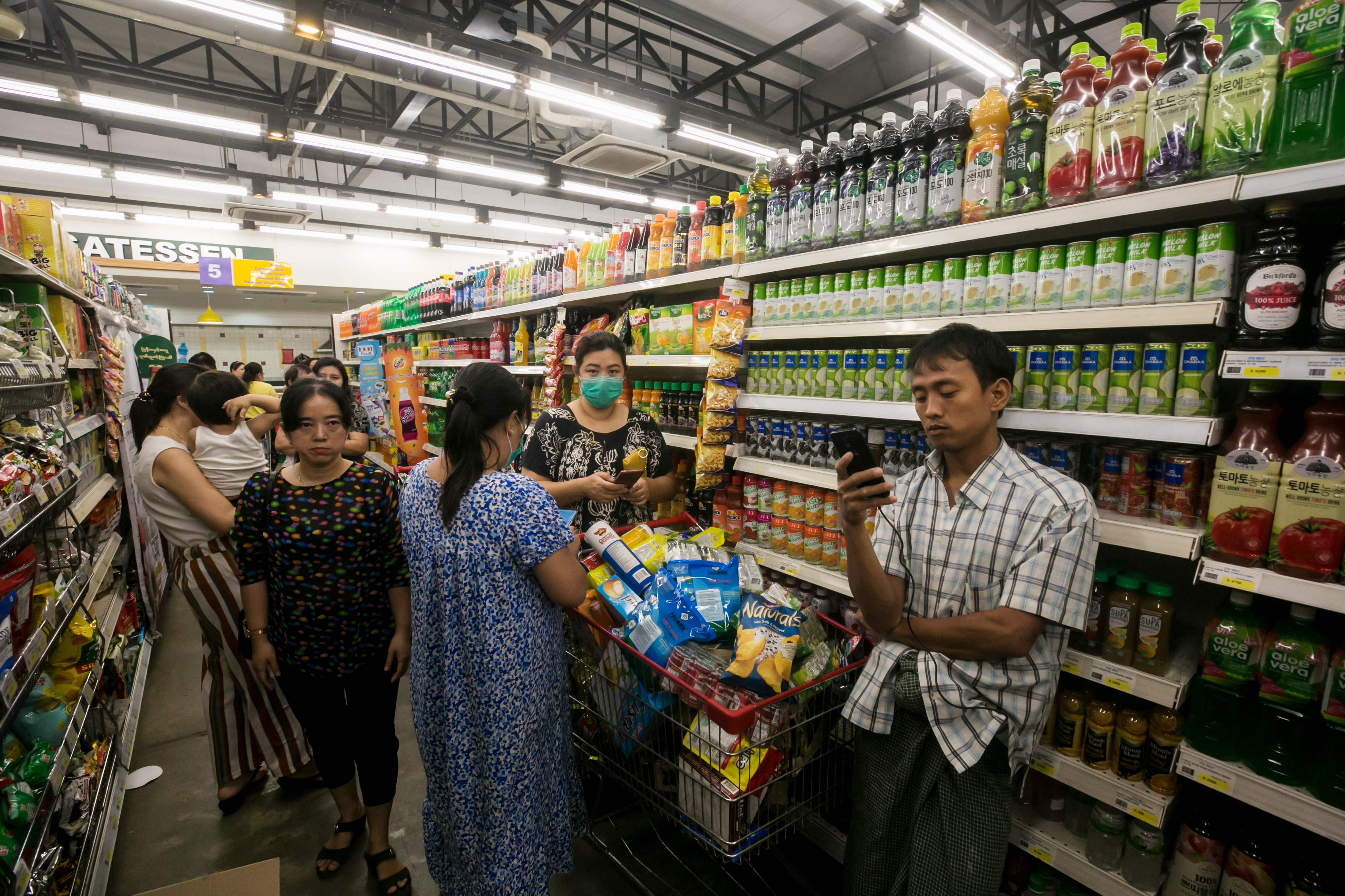 Masyarakat di Yangon memborong bahan makanan pada 12 Maret gara-gara pengumuman covid-19 di negara tersebut