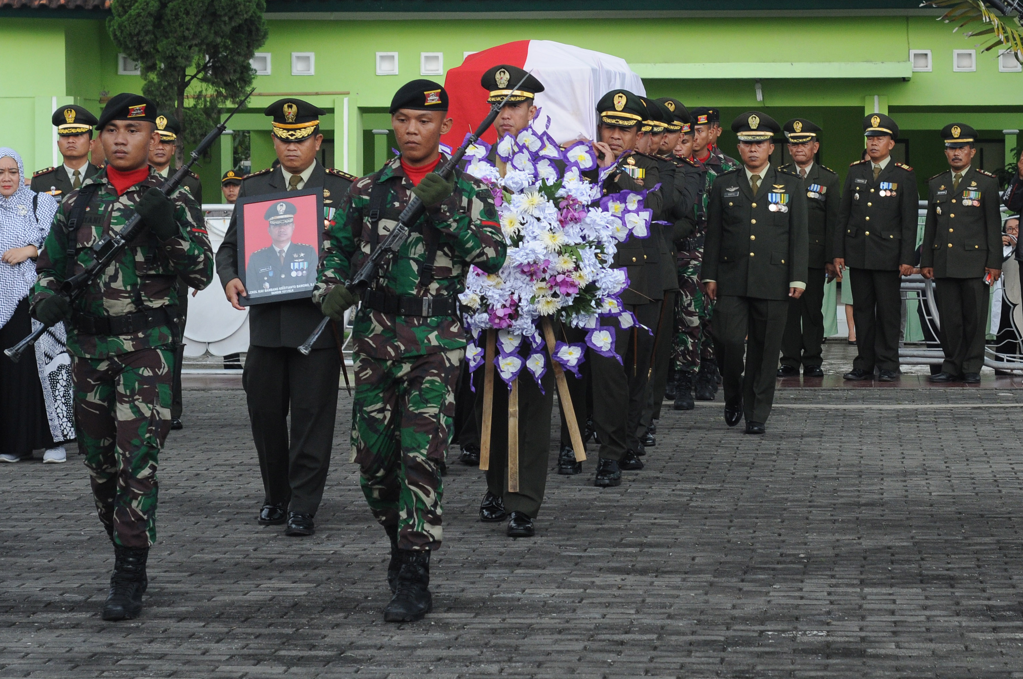  Dandim 1011/Kuala Kapuas Letkol Kav. Bambang Kristianto Bawono gugur saat membawa Paspampres survei lokasi di sungai  Sebangau