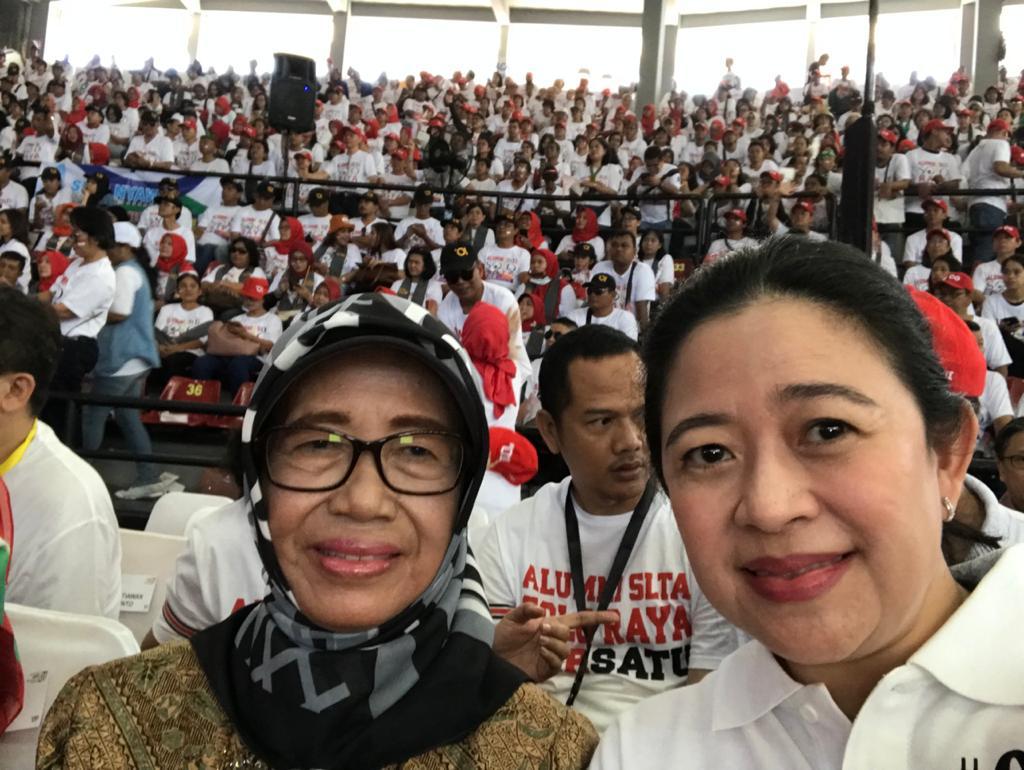 Ketua DPR RI Puan Maharani bersama almarhumah Ibu Sudjiatmi.