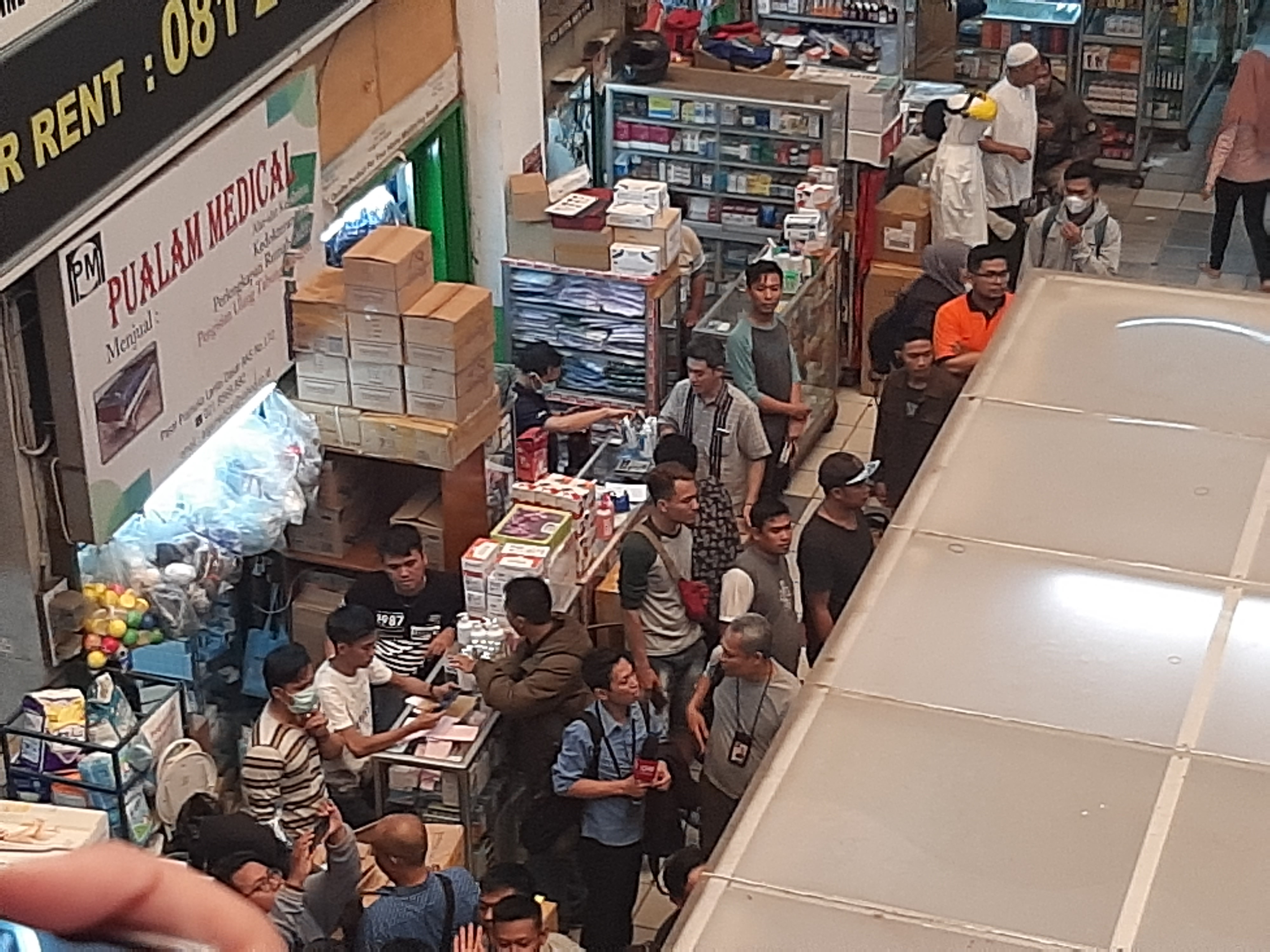 Sejak virus korona telah masuk ke Indonesia, masyarakat berburu masker di Pasar Pramuka, Jakarta, Kamis (5/3/2020).