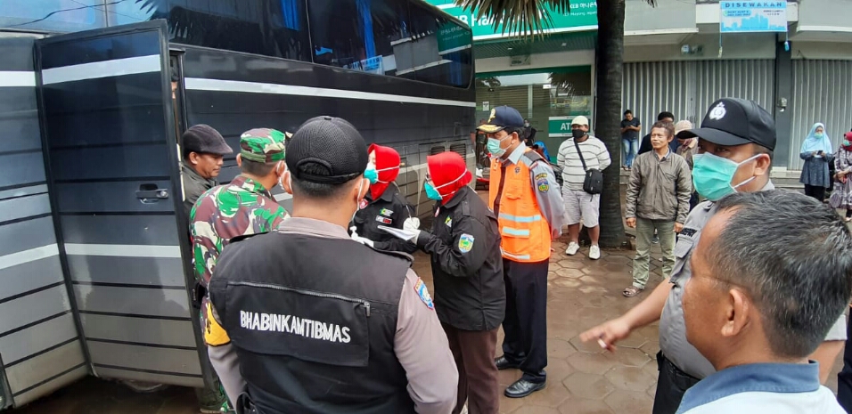 Polres Jepara melakukan pemeriksaan terhadap penumpang kendaraan umum untuk menangkal virus corona, Senin (23/3/2020).