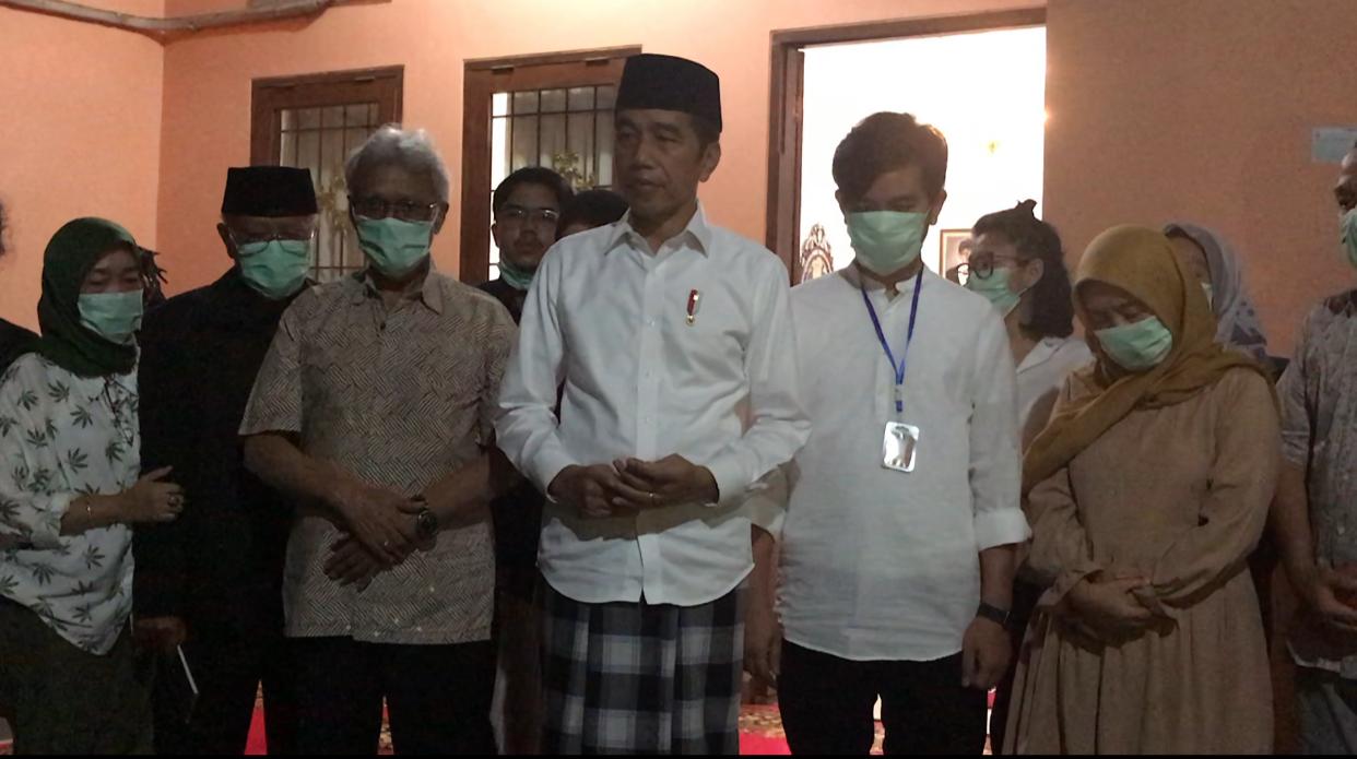 Presiden Jokowi menjelaskan kondisi kesehatan mendiang ibundanya