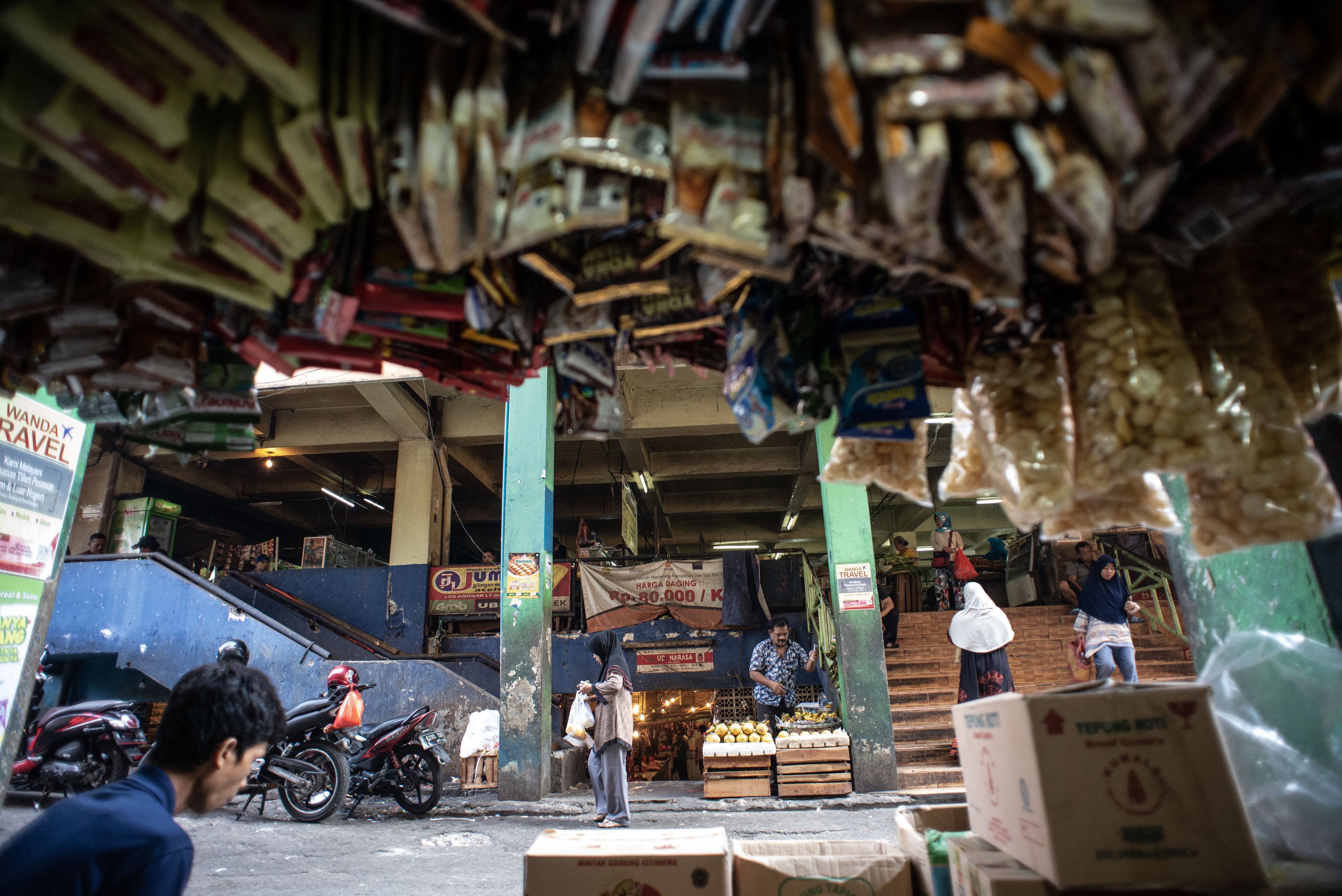 Aktivitas di salah satu sudut Pasar Minggu Jakarta