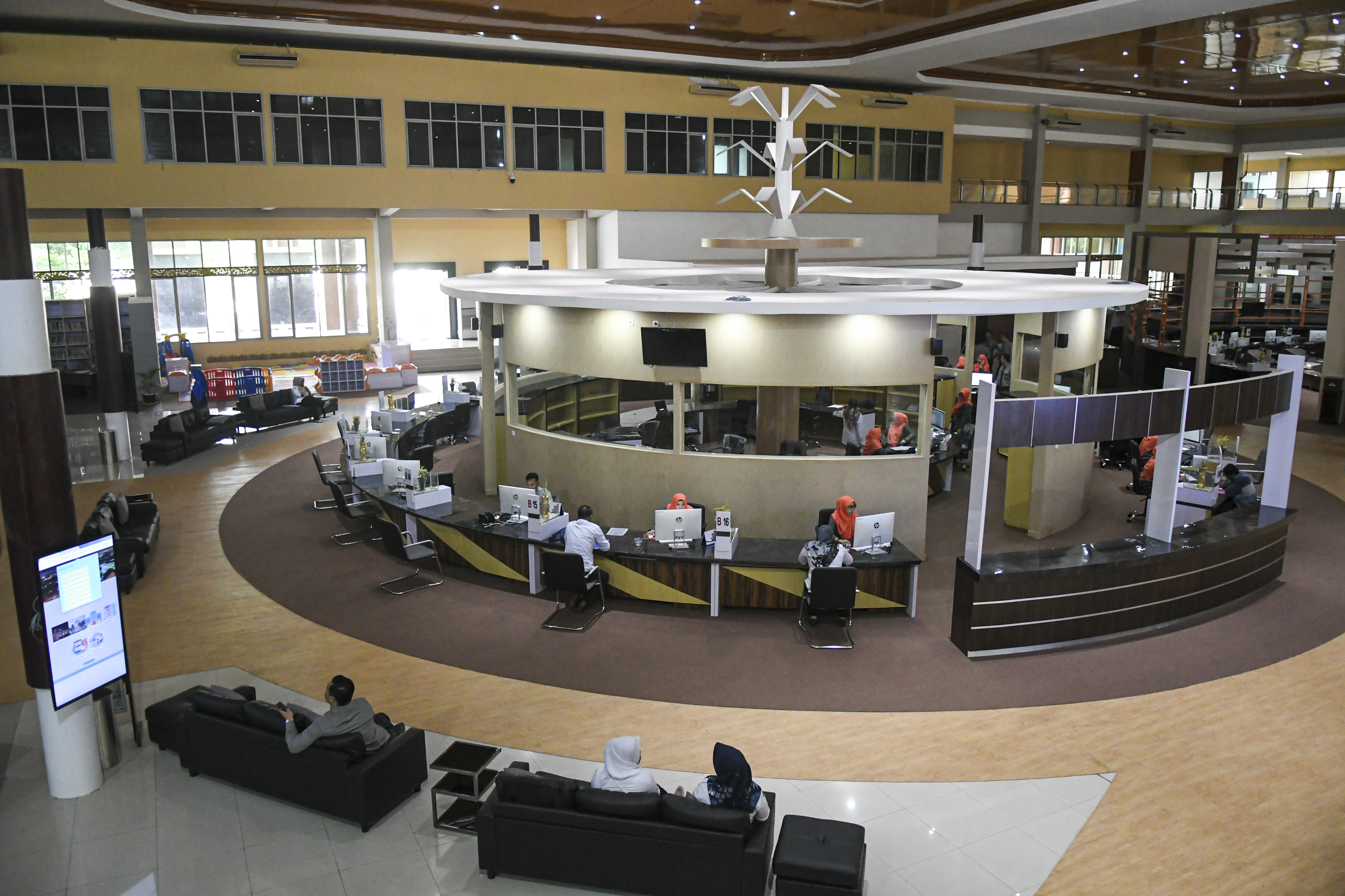 Aktivitas pelayanan administrasi di Mal Pelayanan Publik (MPP) Palembang, Sumatera Selatan, Senin (17/2/2020). 