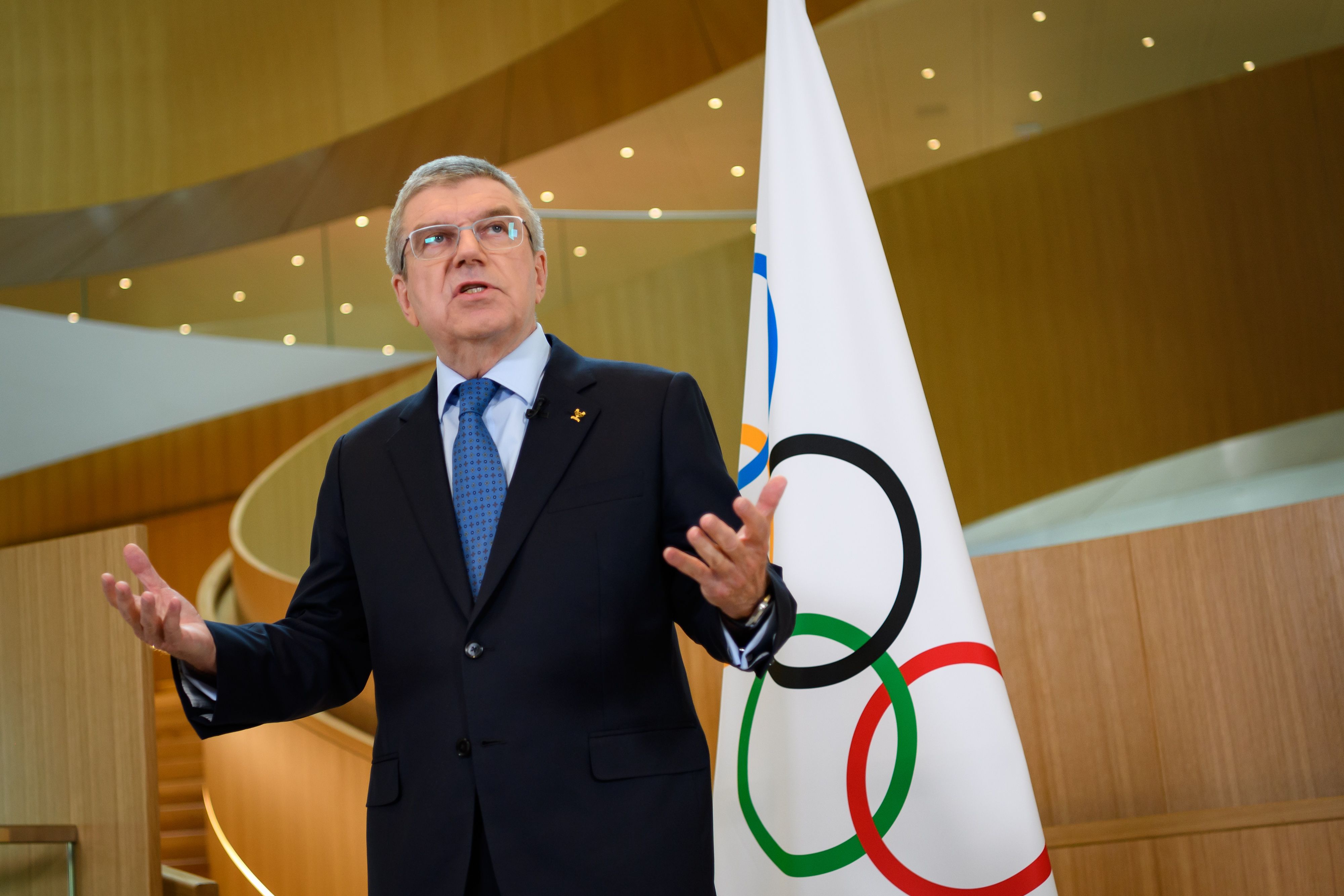 Presiden IOC Thomas Bach mengatakan bahwa pembawa bendera masing-masing kontingen harus satu atlet pria dan satu atlet wanita. 