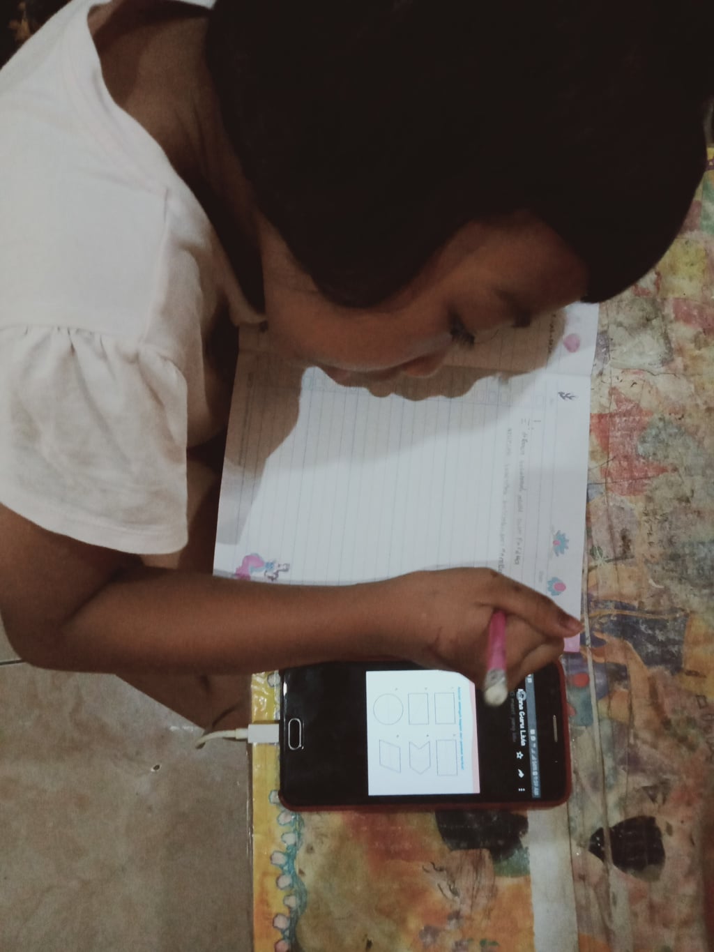 Seorang anak belajar dari rumah