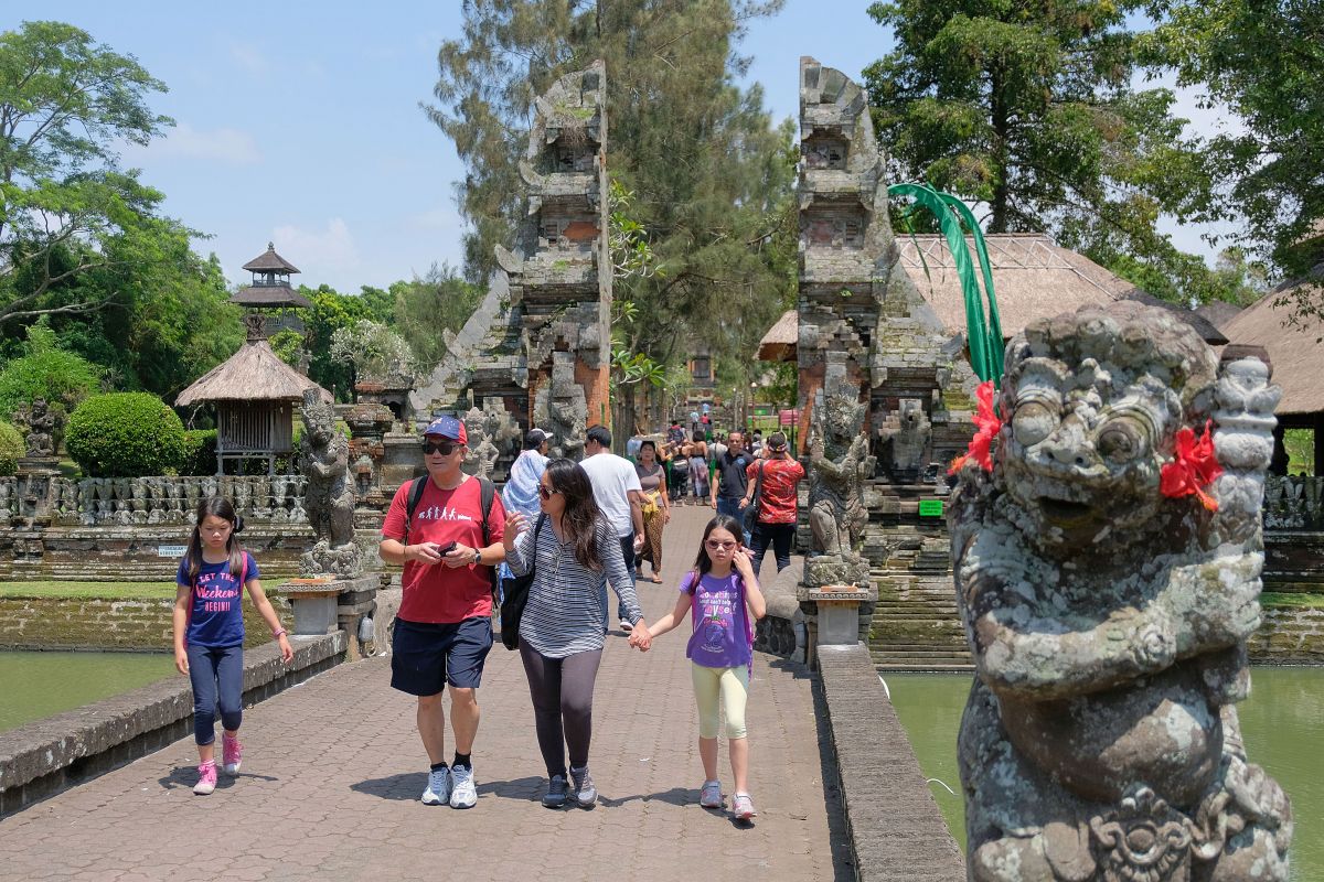 Suasana tempat wisata di Bali.