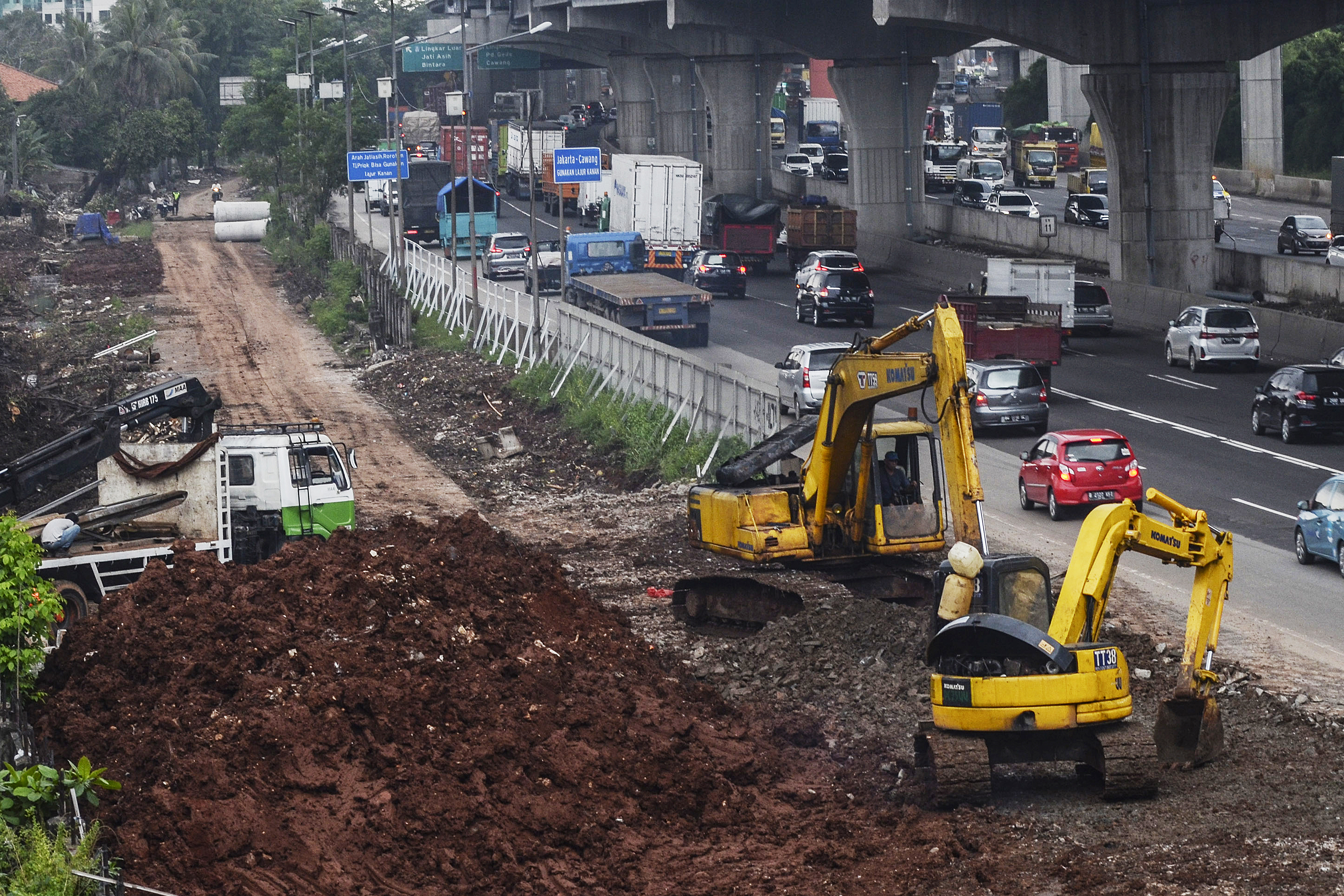 Suasana aktivitas di proyek kereta cepat (High Speed Railway) Jakarta-Bandung di Bekasi, Jawa Barat, Sabtu (29/2/2020).
