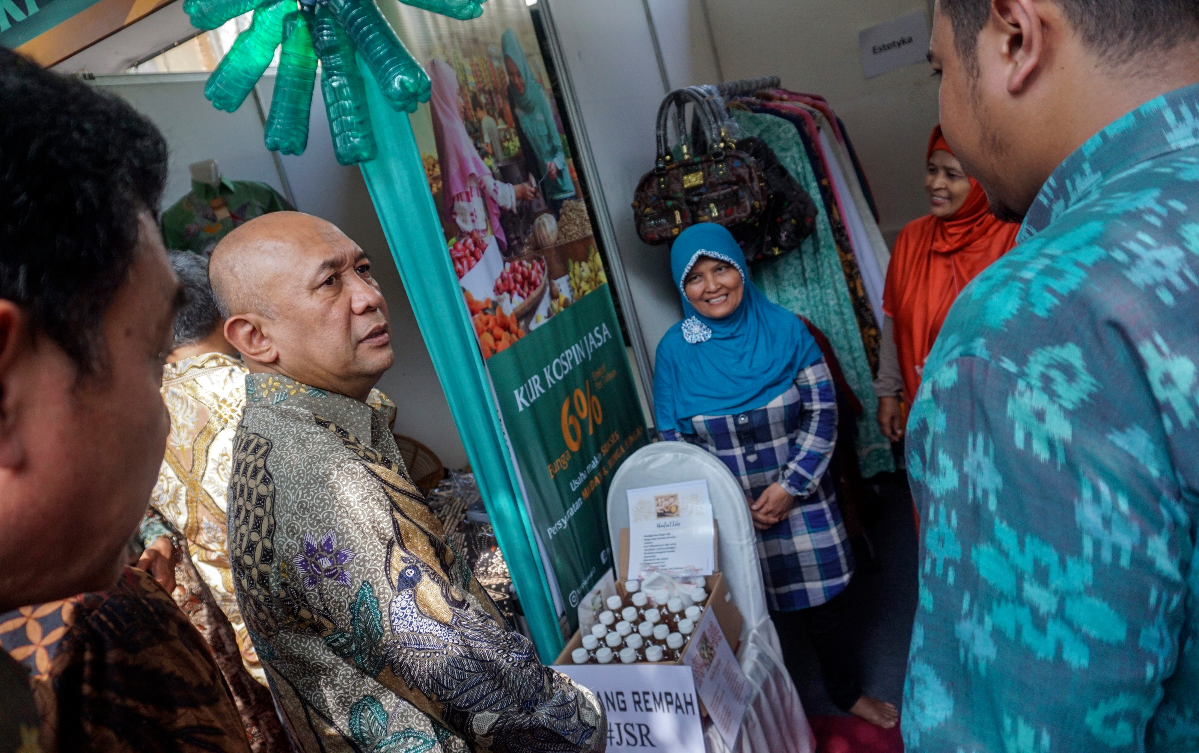 Menteri Koperasi dan UKM Teten Masduki (kedua kiri) meninjau produk UMKM yang dipamerkan saat menghadiri RAT Koperasi Simpan Pinjam Jasa.