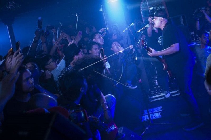 Vokalis NTRL Bagus saat konser peringatan 25 tahun band itu pada 30 November 2018.