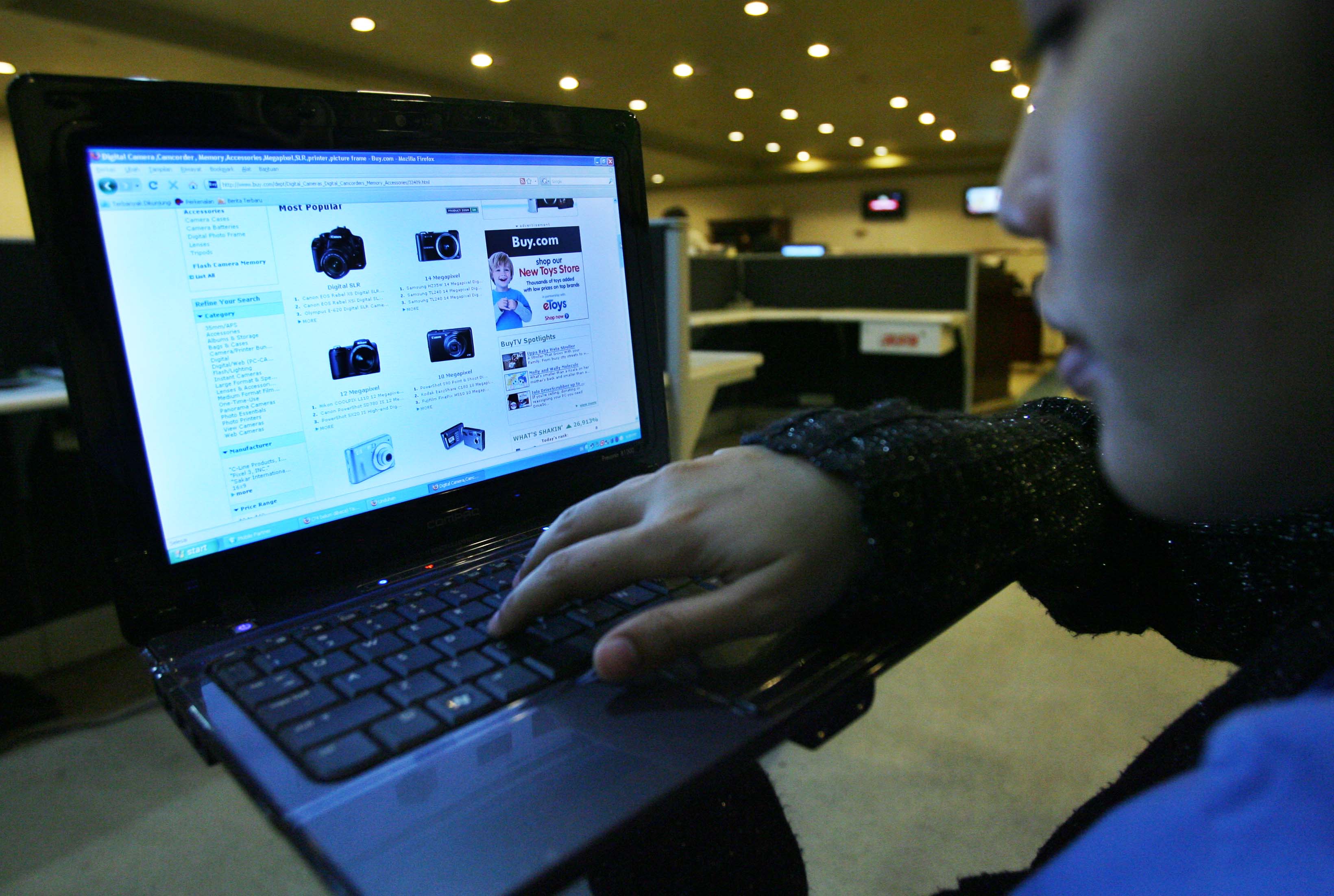 Seorang pengguna internet melihat-lihat barang yang akan dibeli pada salah satu layanan internet, di Jakarta.