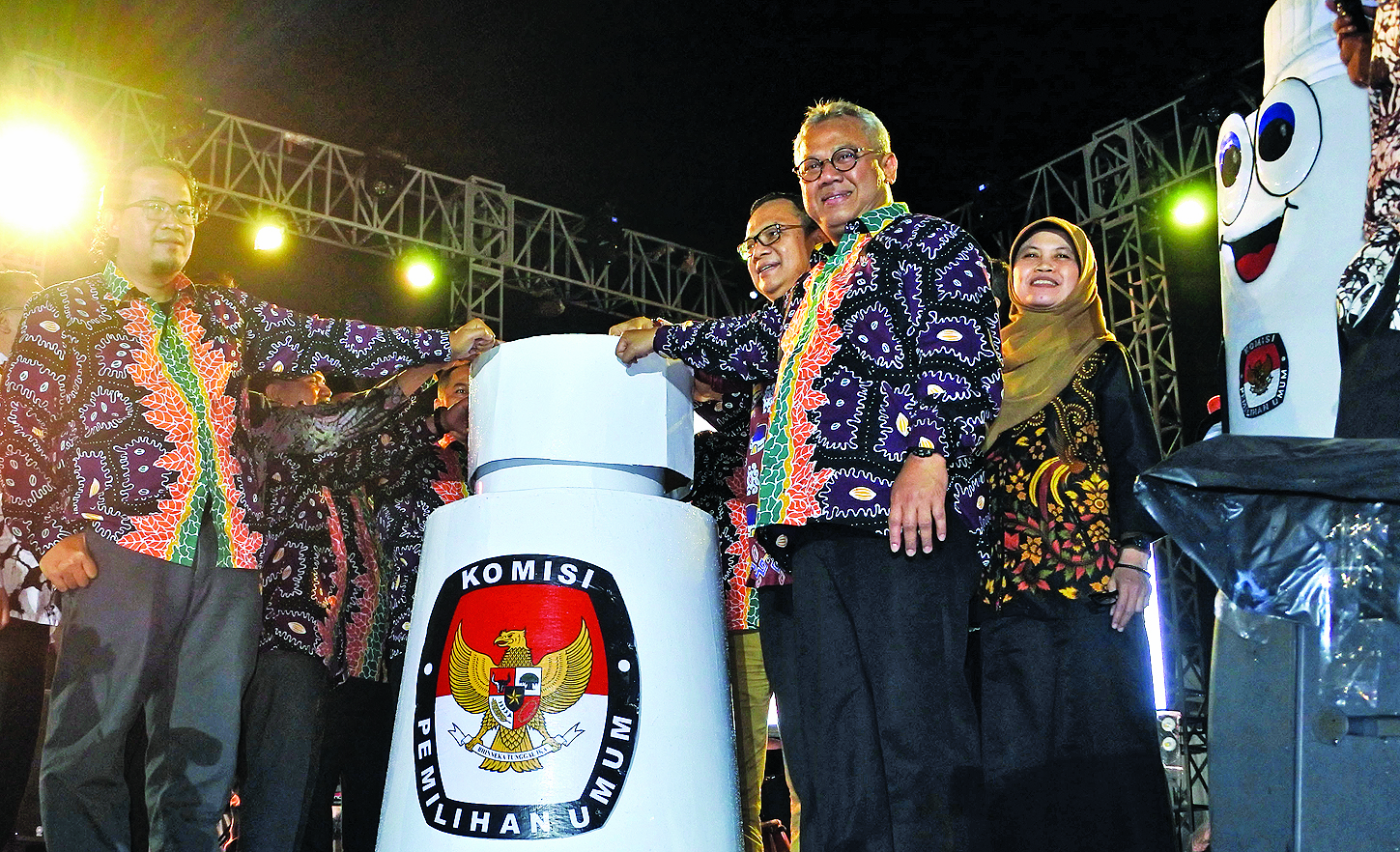 Ketua KPU Arief Budiman (kedua kanan) dan sejumlah komisioner meluncurkan Pemilihan Bupati dan Wakil Bupati Jember di Alun-alun Jember, Jati