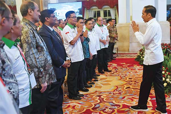 Presiden Joko Widodo memberi salam seusai membuka Asian Agriculture and Food Forum 2020 di Istana Negara, Jakarta, kemarin.