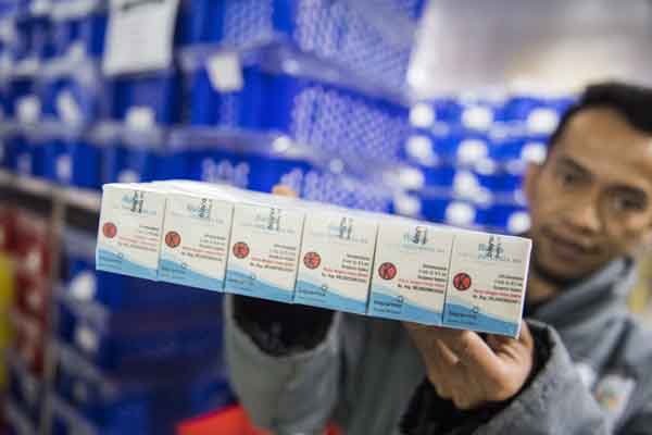 Ilustrasi : Petugas menunjukan vaksin influenza di ruang penyimpanan vaksin di Bio Farma, Bandung.