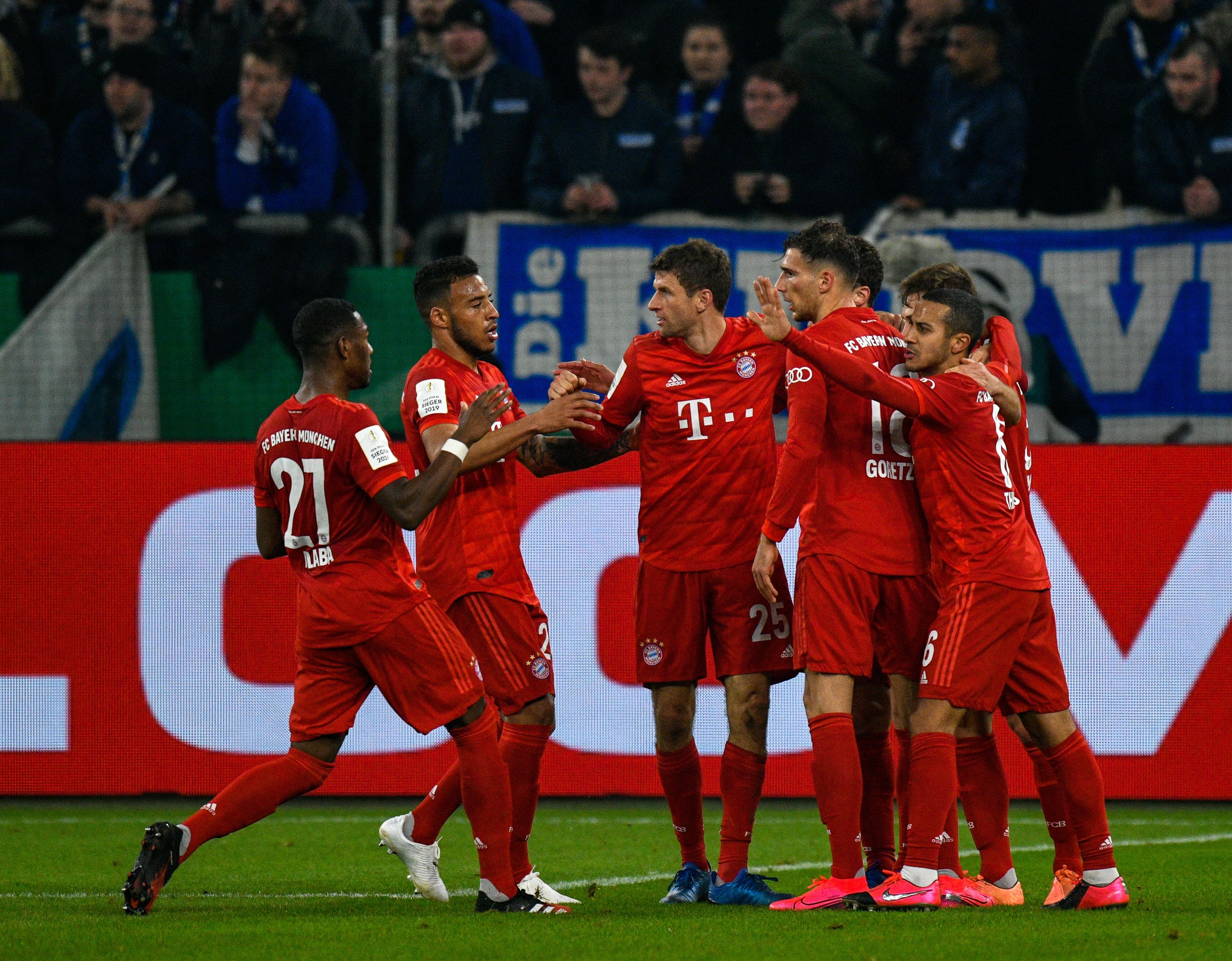 Para pemain Bayern Muenchen melakukan selebrasi usai mencetak gol ke gawang Schalke di laga DFB Pokal
