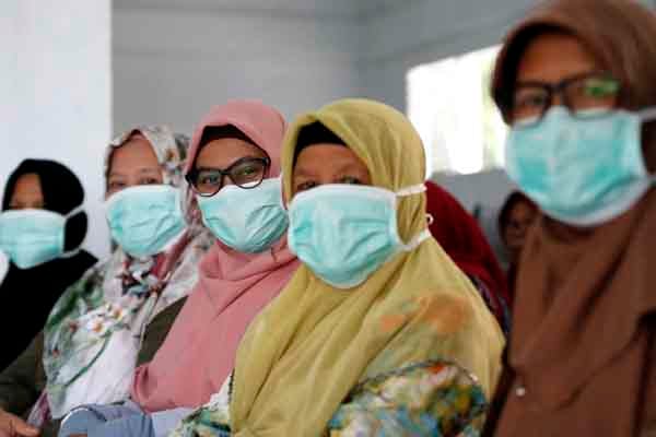 Peserta mengikuti sosialisasi tentang virus corona (COVID - 19) di Desa Beurawe, Banda Aceh, Aceh, Selasa (3/3)