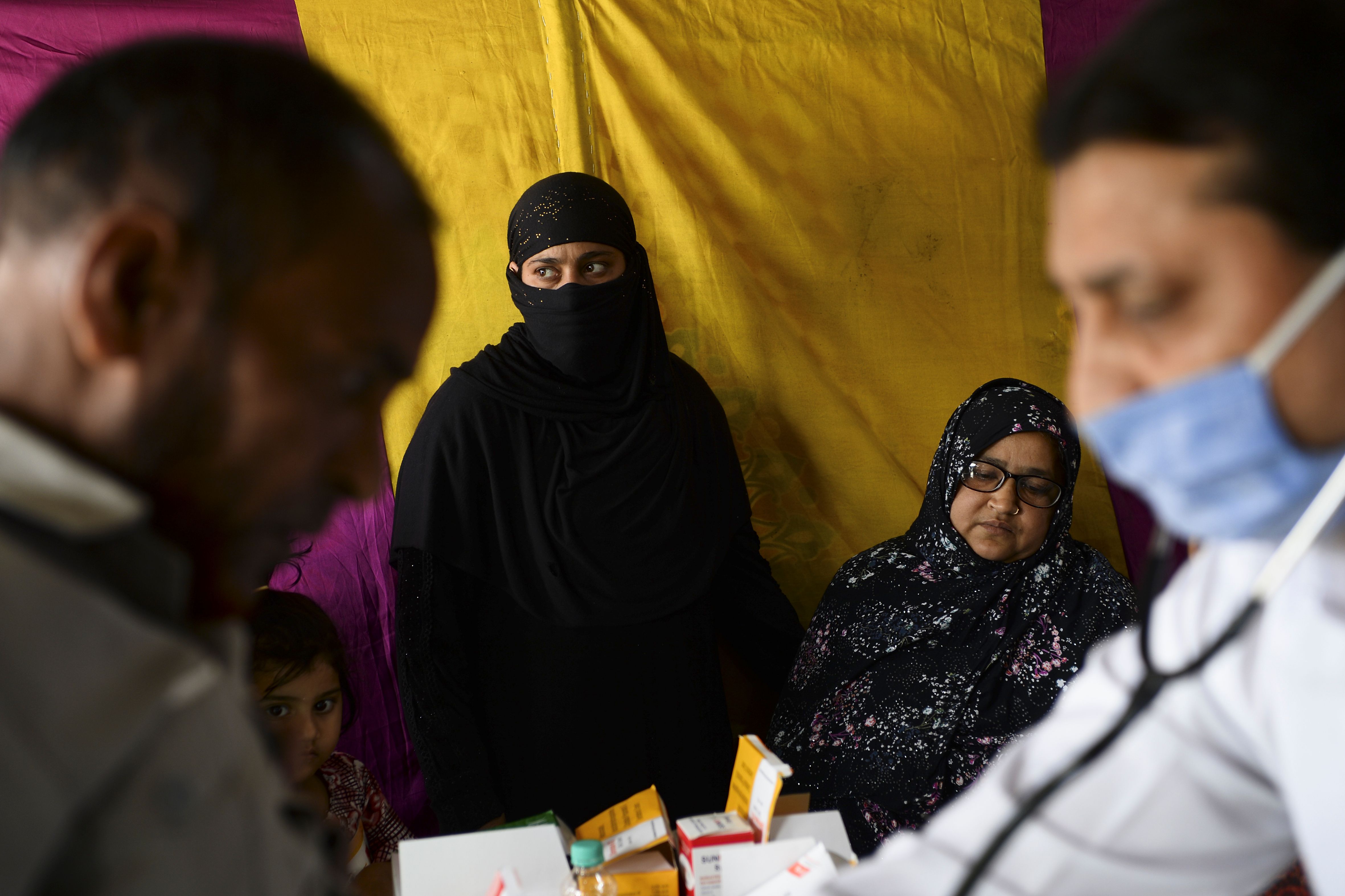 Sejumlah warga muslim sedang berobat di tenda pengungsian di New Dehli, India. Mereka mengungsi setelah terjadi konflik horizontal. 