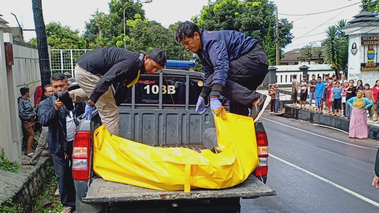  Polisi mengevakuasi mayat yang ditemukan di dalam selokan di Jalan Raya Lembang, Kabupaten Bandung Barat, Kamis (5/2/2020).