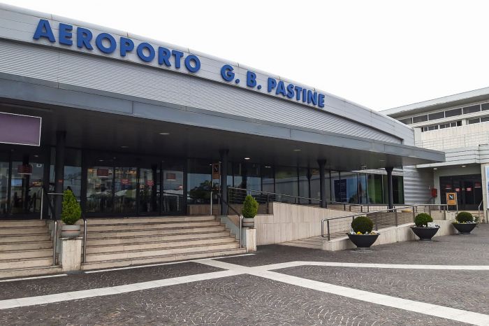 Bandara Fiumicino di Kota Roma, Italia terlihat kosong setelah bandara itu ditutup akibat wabah virus korona.