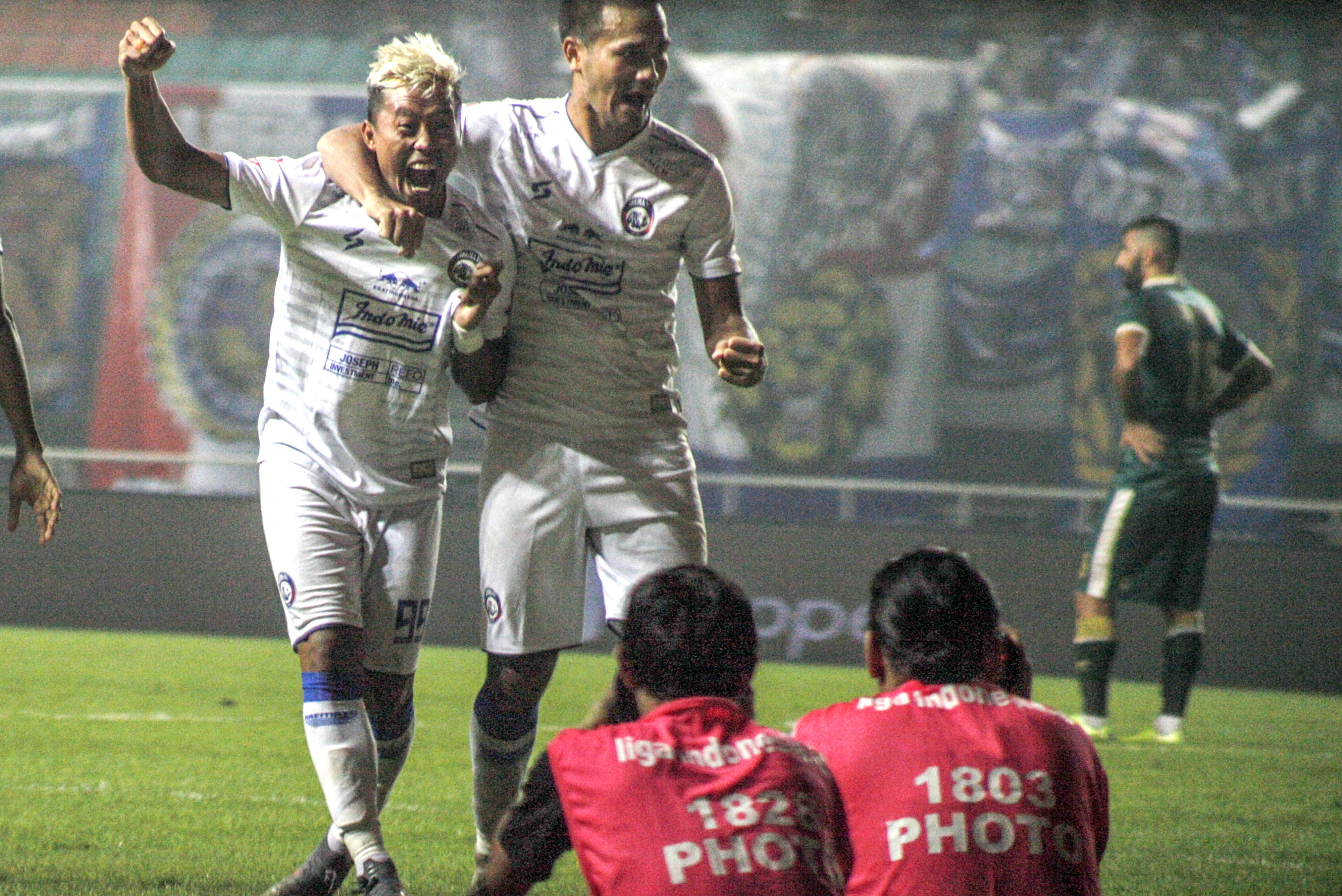 Pemain Arema Malang Hari Yudo melakukan selebrasi usai menjebol gawang Persikabo