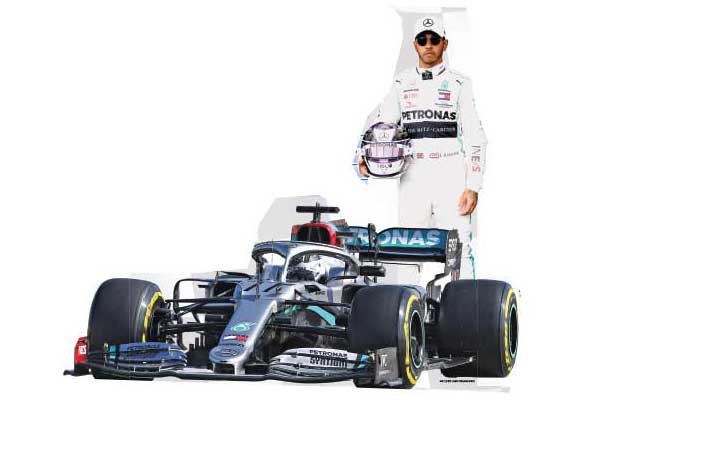 Pembalap Inggris Mercedes Lewis Hamilton berpose untuk foto di sirkuit Albert Park menjelang Grand Prix Formula Satu Australia di Melbourne 