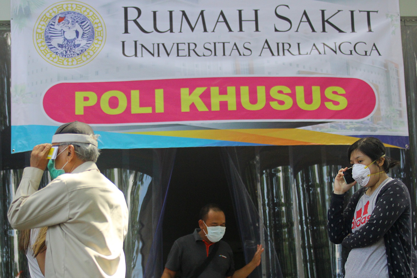 Warga antre melakukan tes corona di Poli Khusus Corona, Rumah Sakit Universitas Airlangga Surabaya, 