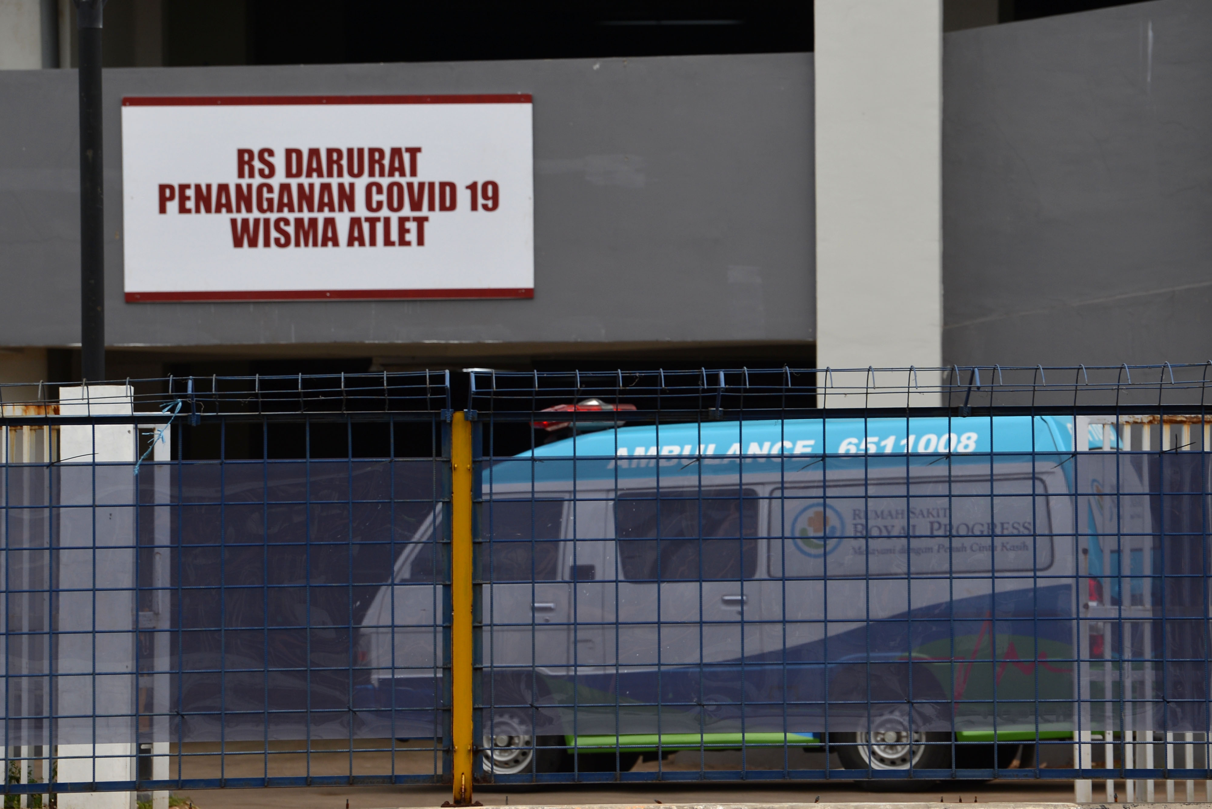  Petugas mengendarai ambulans berisi pasien memasuki Rumah Sakit Darurat Penanganan COVID-19 di Wisma Atlet Kemayoran, Jakarta.