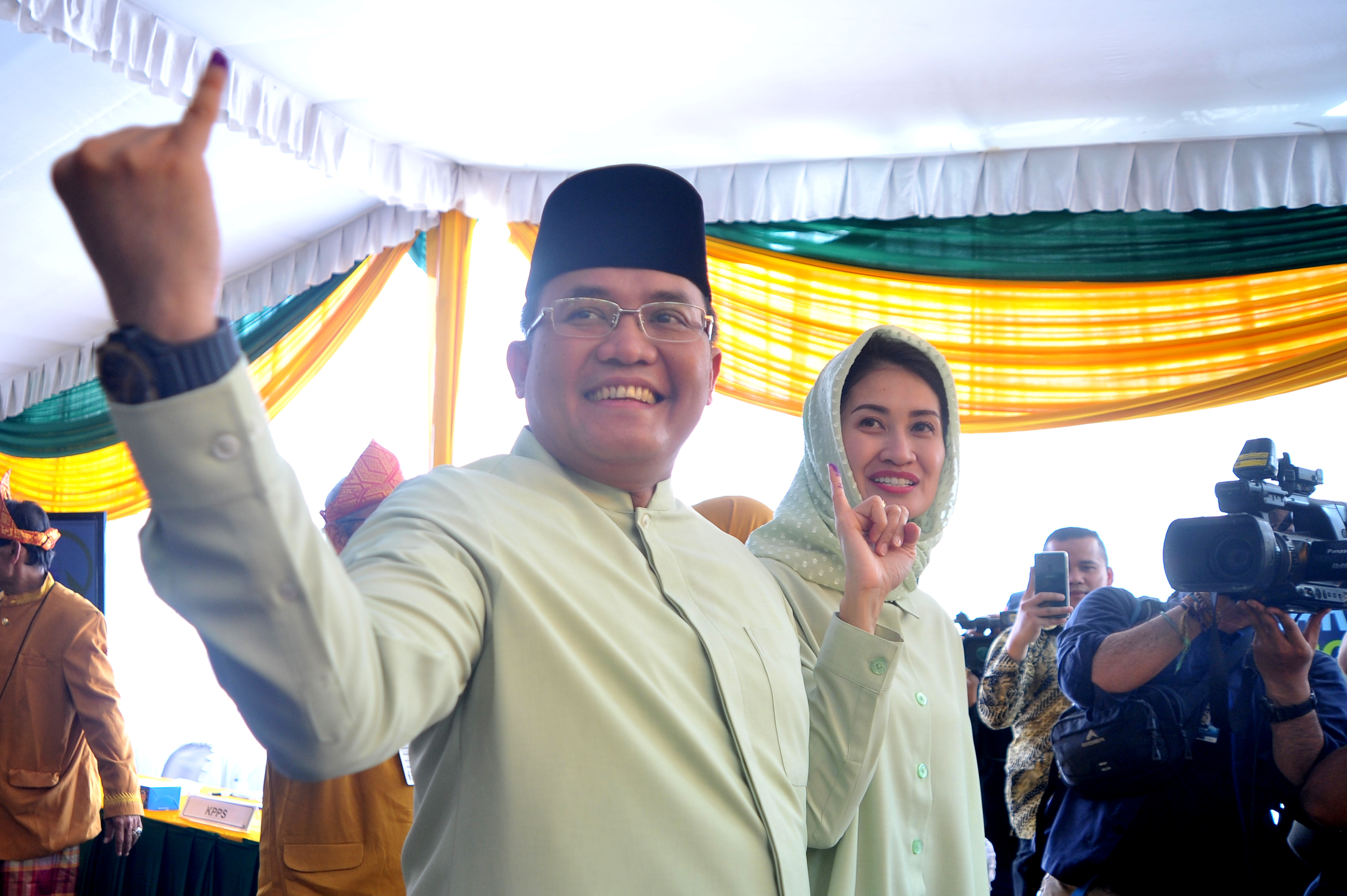 Dodi Reza melakukan pencoblosan di TPS 03 Palembang, Sumsel, Rabu (27/6). 