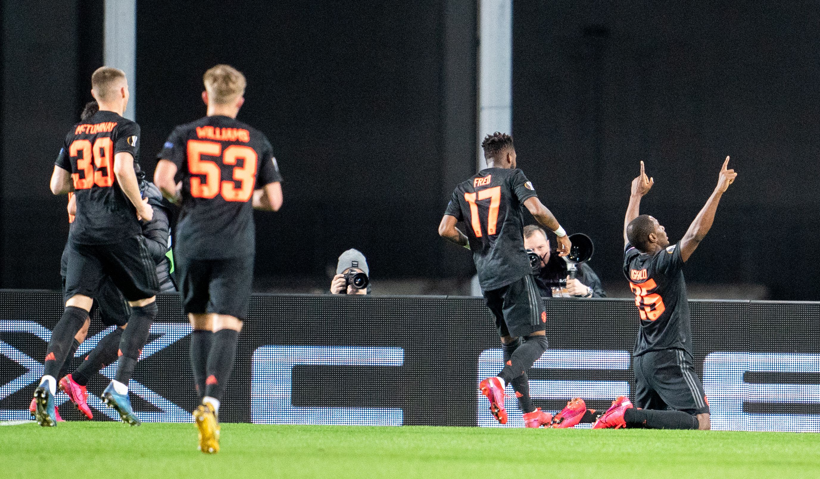 Striker Manchester United Odion Ighalo (kanan) berselebrasi bersama timnya di pertandingan Liga Eropa antara Manchester United vs LASK Linz.
