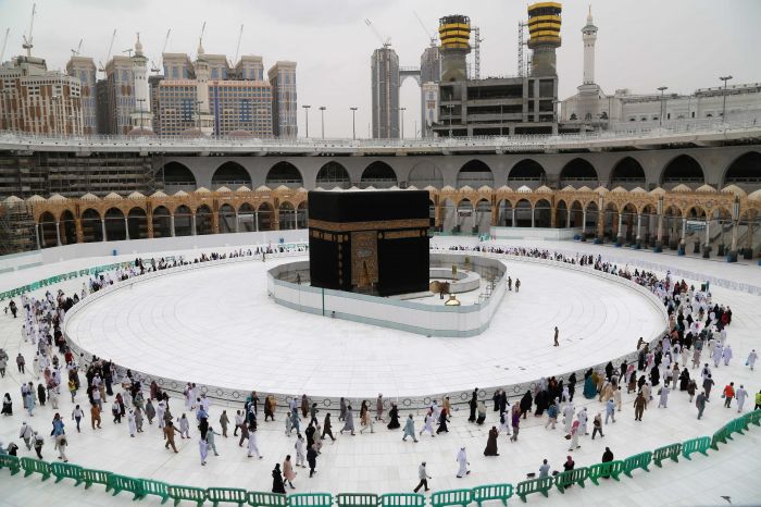 Kebijakan lockdown Arab Saudi menyebabkan 42 jemaah umrah Indonesia masih tertahan di sana sejak 15 Maret 2020.