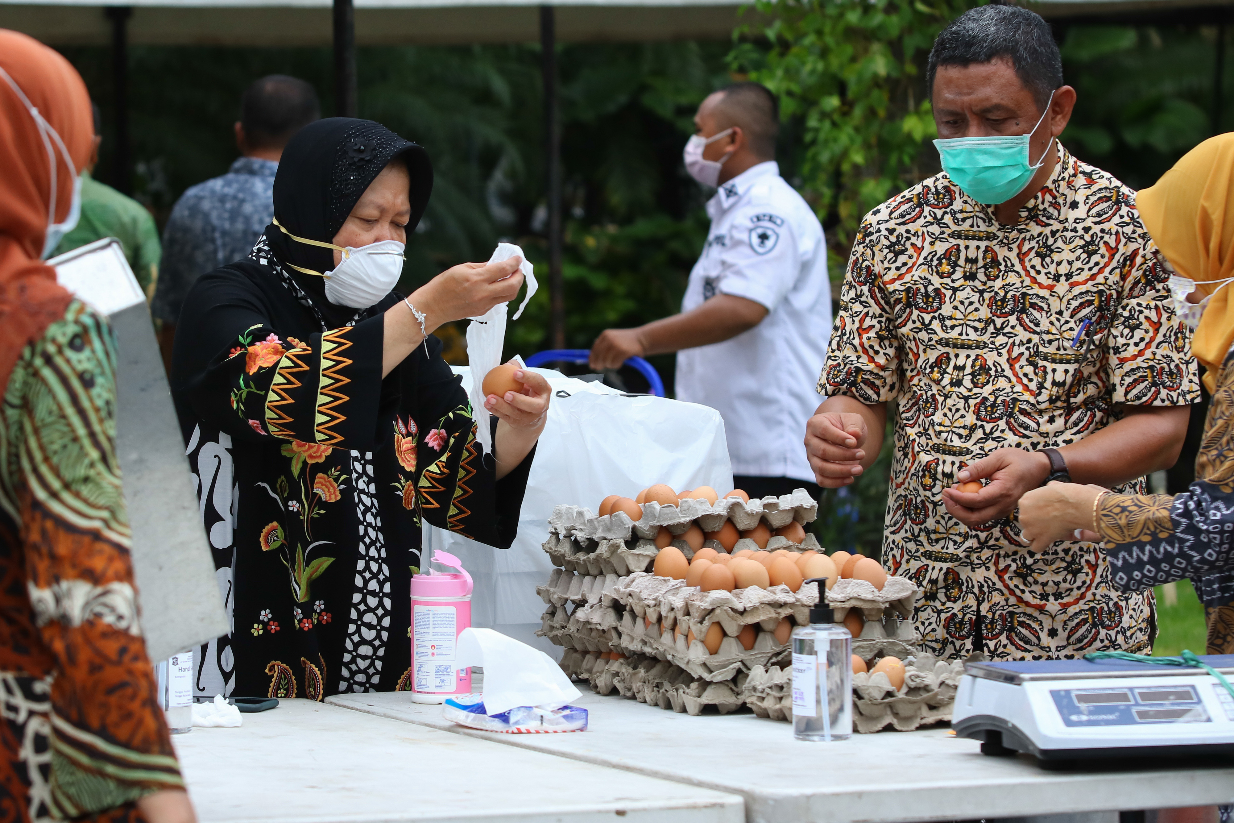 Wali Kota Surabaya Tri Rismaharini (kiri) membasuh telur matang yang akan dibagikan kepada masyarakat, beberapa hari lalu. 