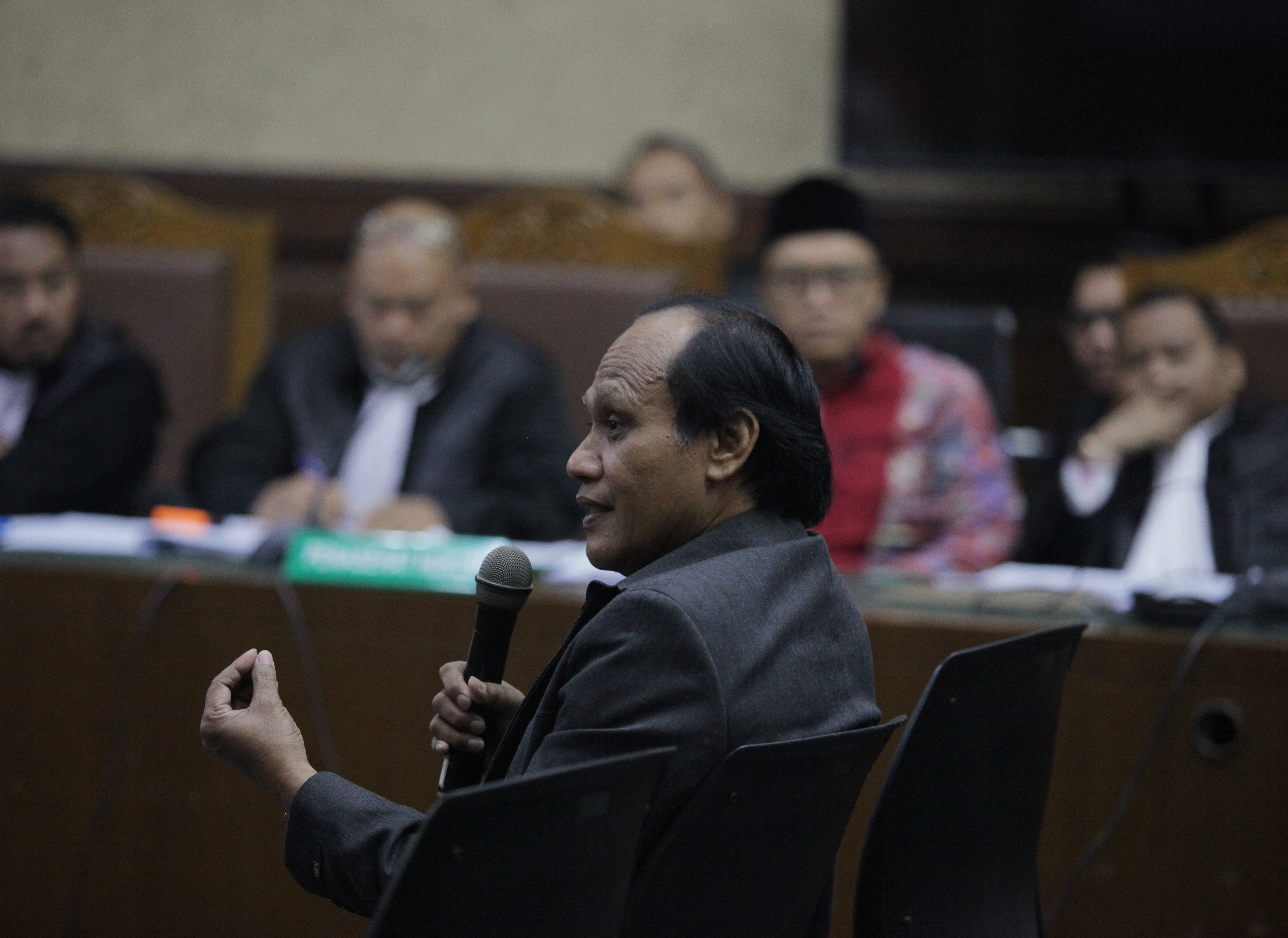 Mantan Kepala Biro Keuangan dan Rumah Tangga Kemenpora Bambang Tri Joko (tengah).