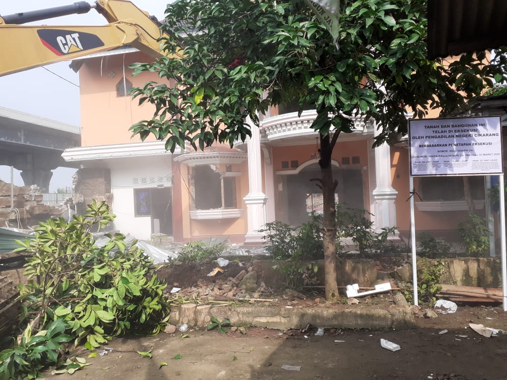 Proses eksekusi lahan untuk Depo Light Rail Transit (LRT) Jabodebek di Bekasi Timur.