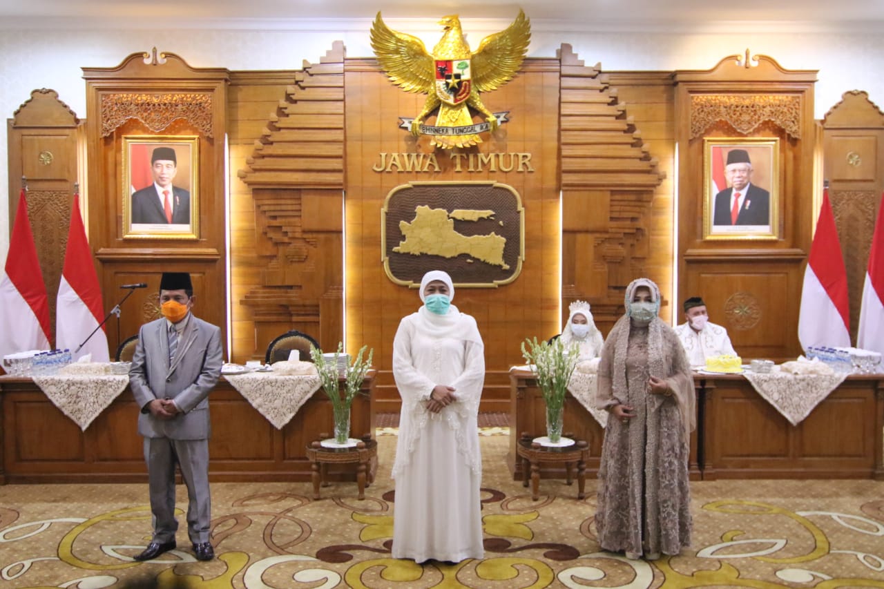 Para pengantin yang menunda resepsi pernikahan diundang oleh Gubernur Jatim Khofifah Indar Parawansa