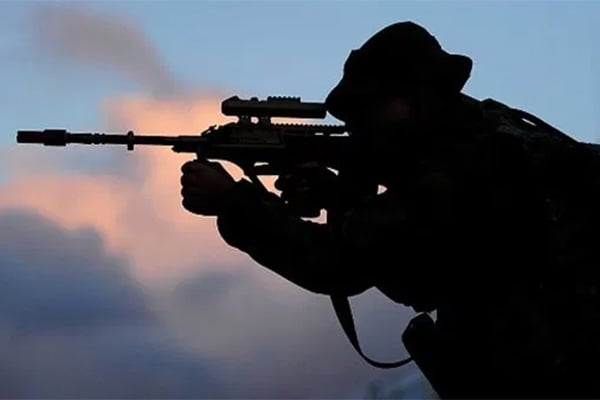 Ilustrasi aparat keamanan menlumpuhkan KKB