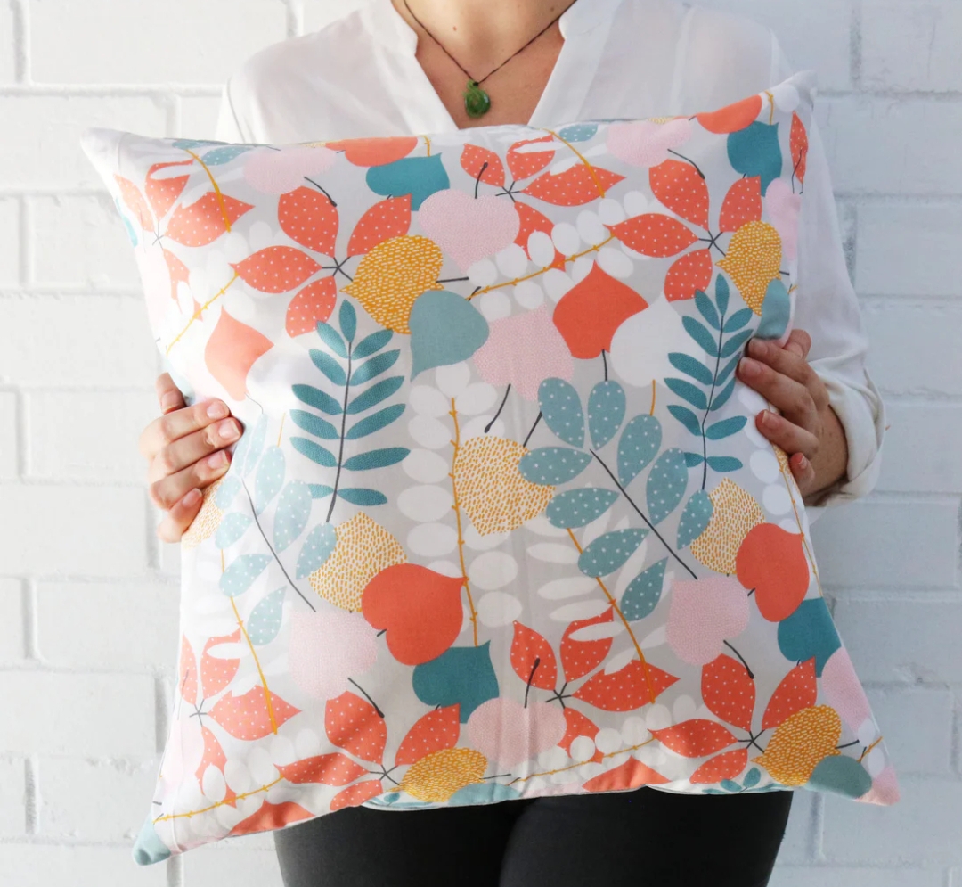 Memeluk bantal adalah salah satu cara meredakan ketegangan syaraf.