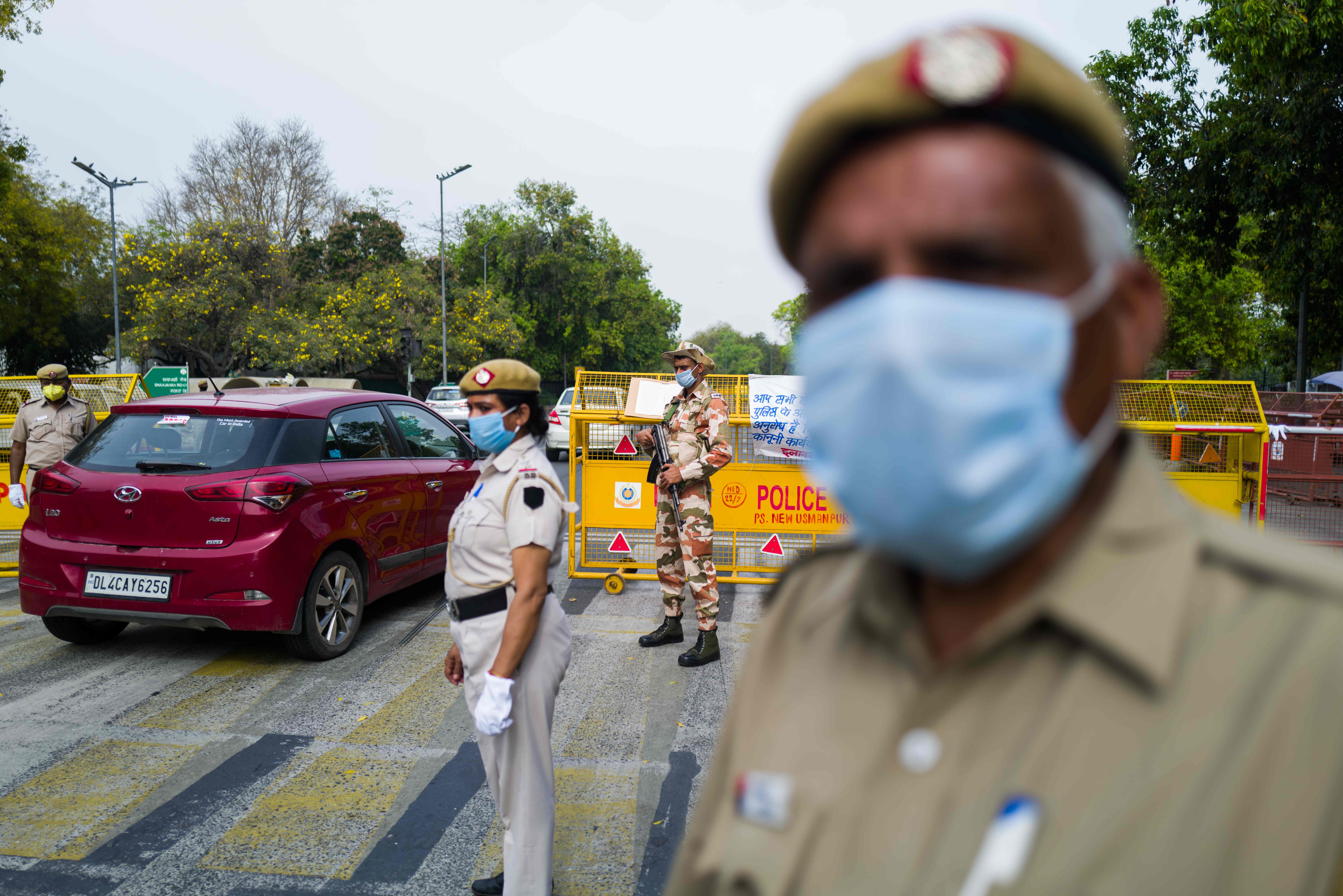 Polisi berjaga di pos pemeriksaan ketika pemberlakuan lockdown di India.