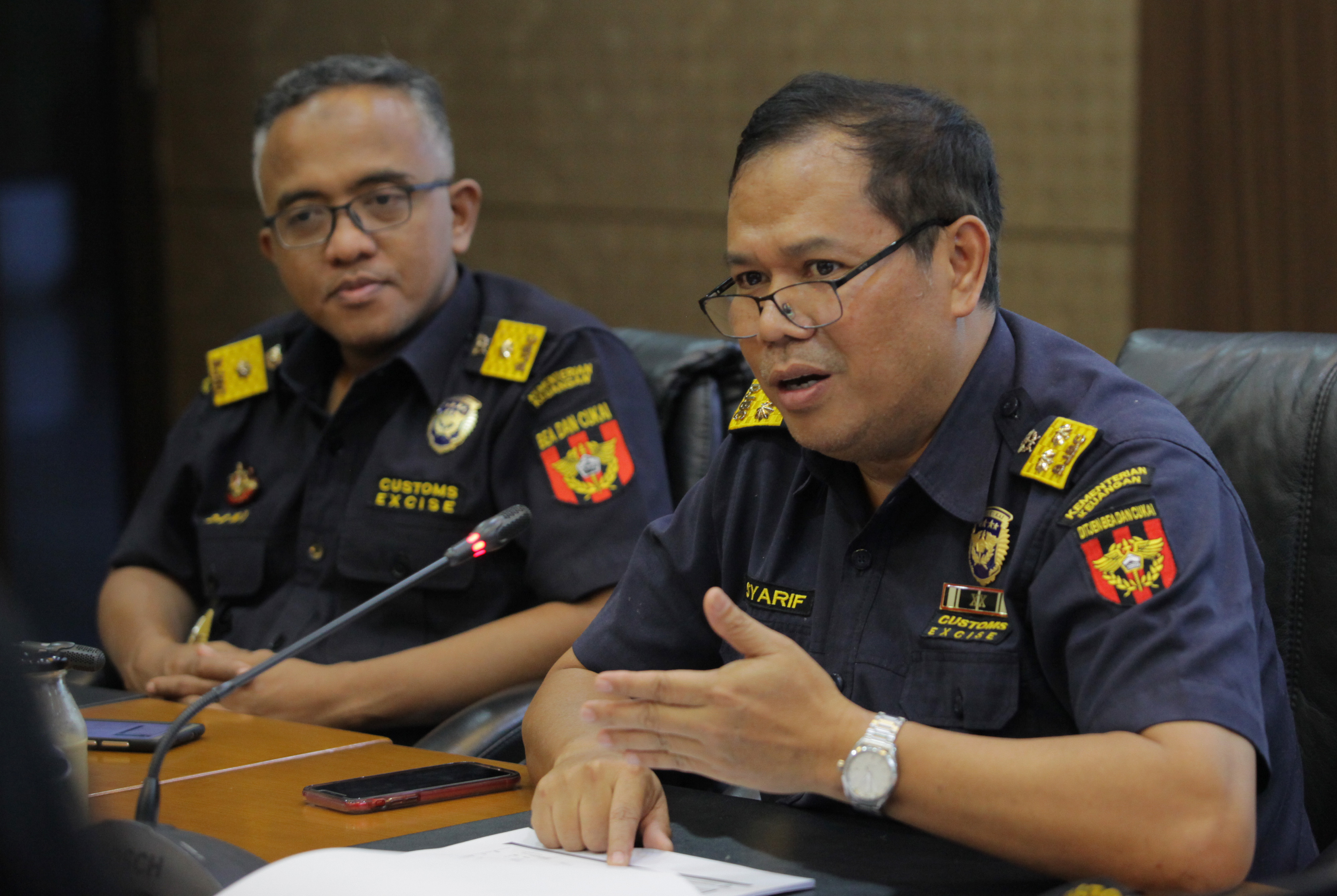 Direktur Kepabeanan Internasional dan Antar Lembaga Ditjen Bea dan Cukai Syarif Hidayat (kanan)