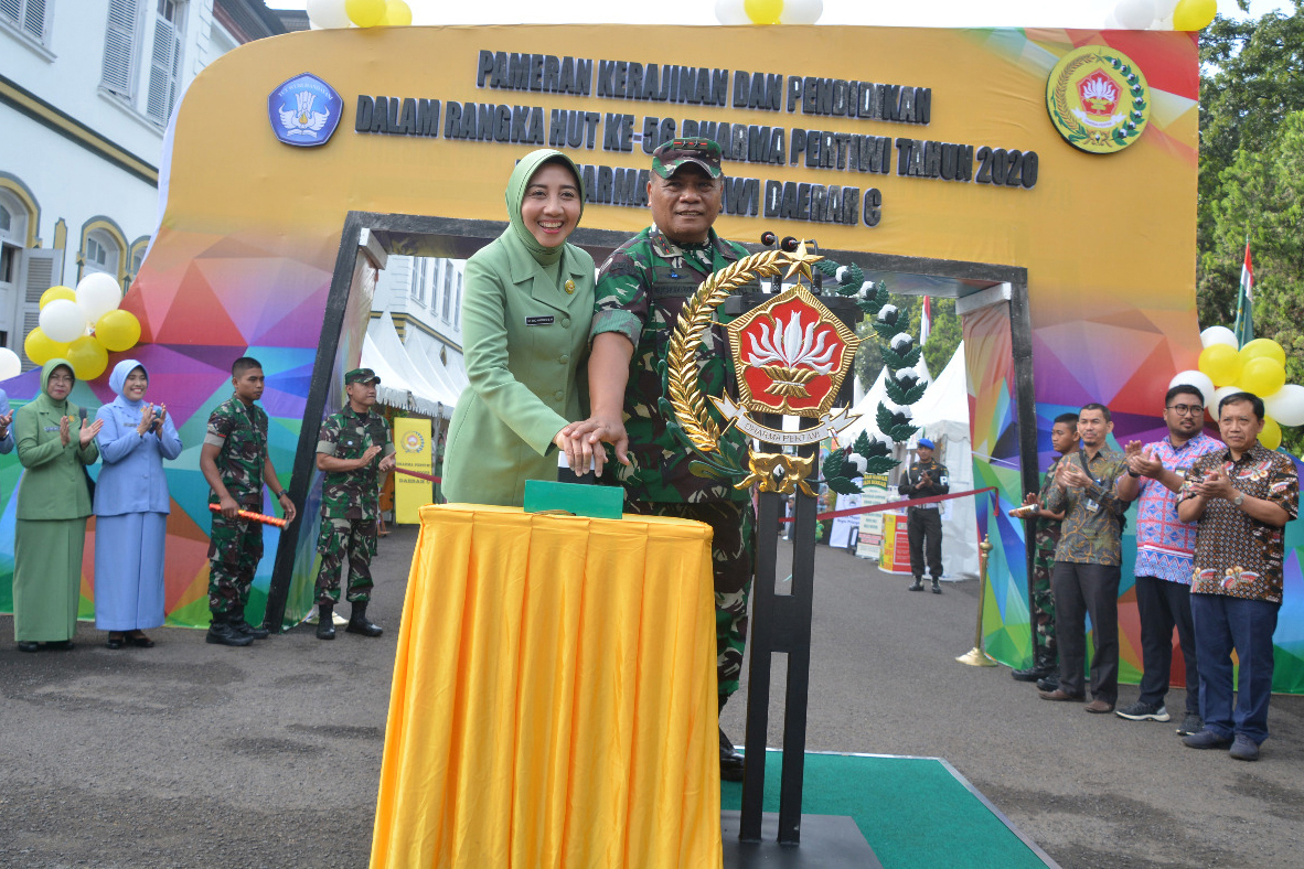  Pangdam III/Siliwangi Mayjen TNI Nugroho Budi Wiryanto (kanan) bersama istri sekaligus Ketua Dharma Pertiwi Daerah Suciati Nugroho Budi Wir