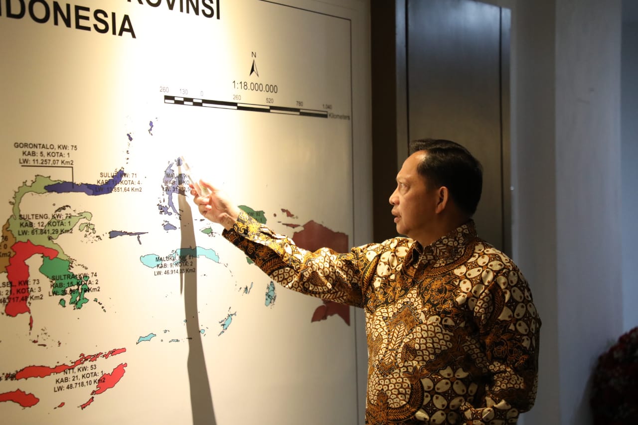 Mendagri Tito Karnavian melihat peta pelaksanaan Pilkada 2020